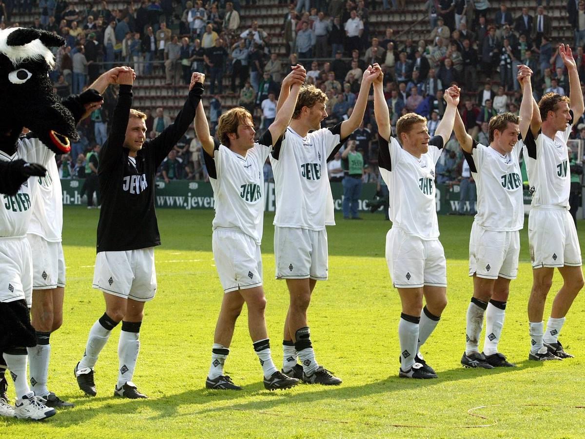 Die Gladbach-Spieler feiern einen Heimsieg mit Jünter (l.) am 10. Mai 2003.
