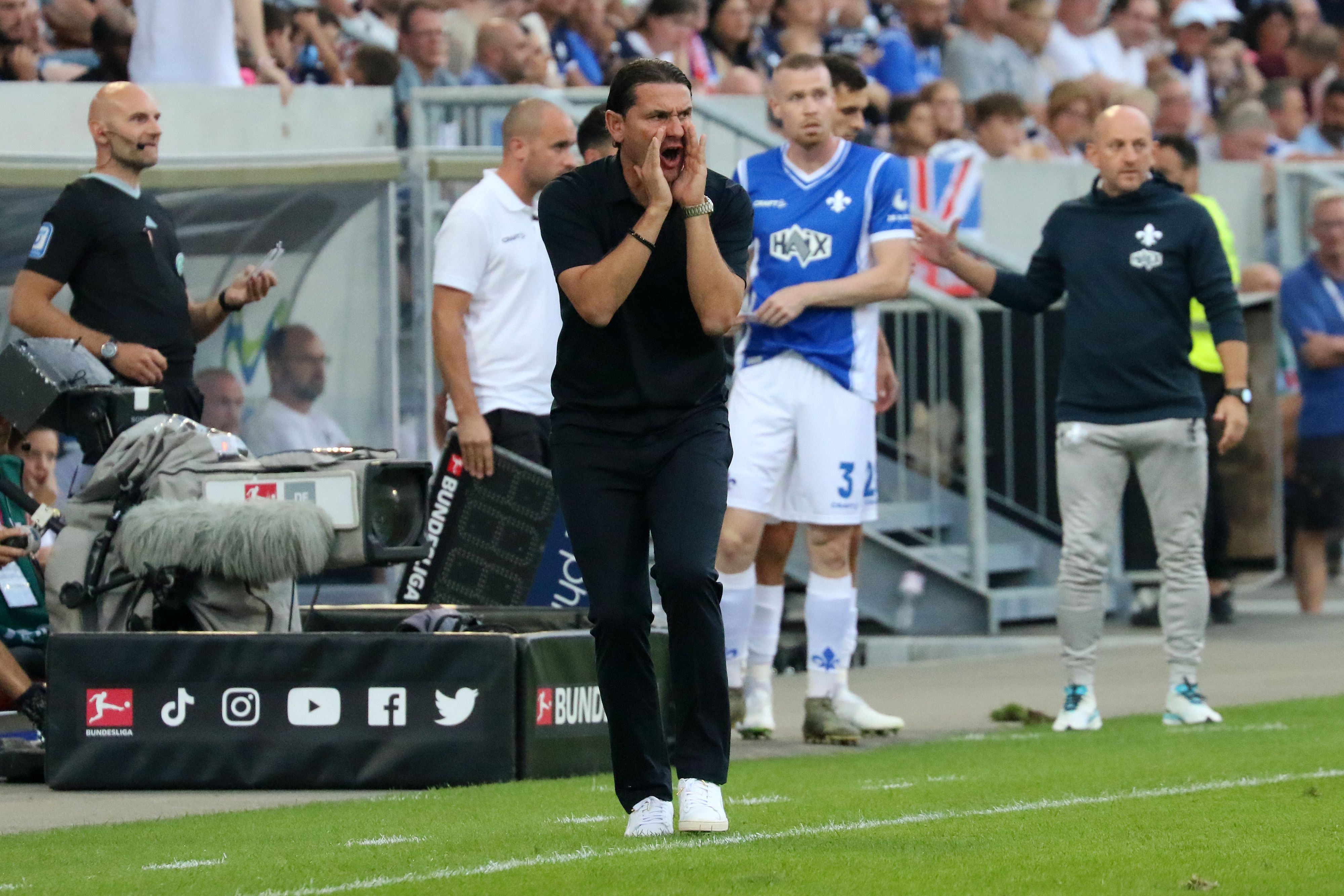 Gerardo Seoane gibt am 17. September 2023 lautstark Anweisungen beim Spiel von Borussia Mönchengladbach in Darmstadt.