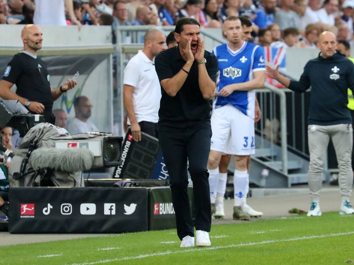 Gerardo Seoane gibt am 17. September 2023 lautstark Anweisungen beim Spiel von Borussia Mönchengladbach in Darmstadt.