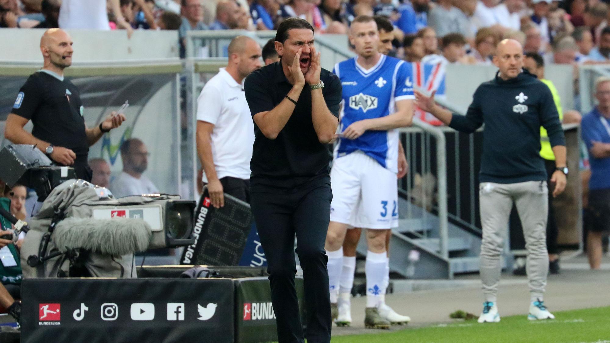 Gerardo Seoane gibt am 17. September 2023 lautstark Anweisungen beim Spiel von Borussia Mönchengladbach in Darmstadt.