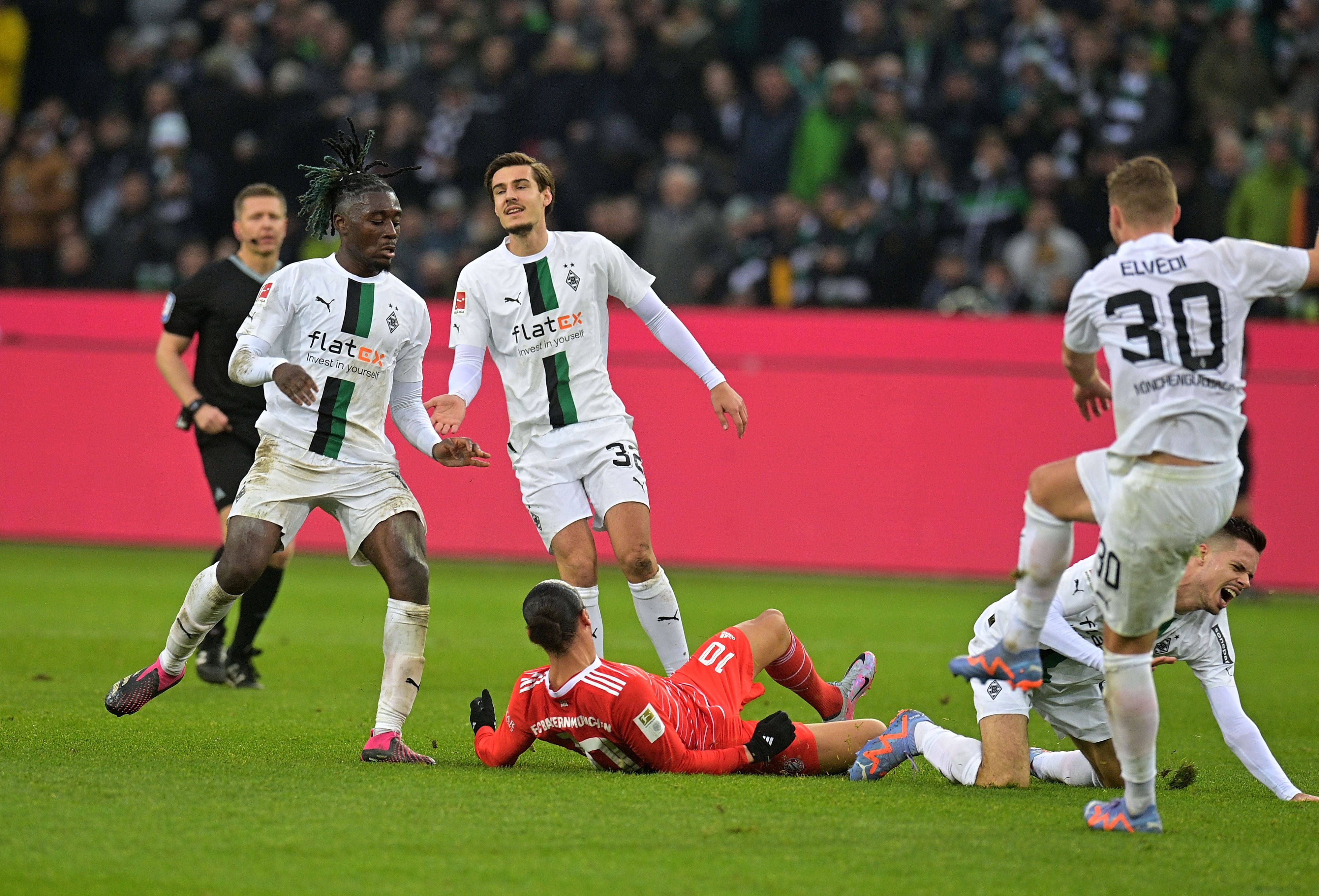 Manu Koné, Florian Neuhaus und Nico Elvedi (v.l.n.r.) nehmen es bei Borussia Mönchengladbach gegen Bayern München mit Leroy Sané (liegend) auf.
