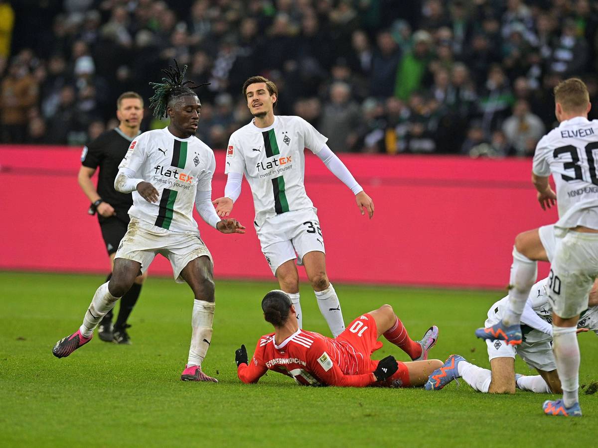 Manu Koné, Florian Neuhaus und Nico Elvedi (v.l.n.r.) nehmen es bei Borussia Mönchengladbach gegen Bayern München mit Leroy Sané (liegend) auf.