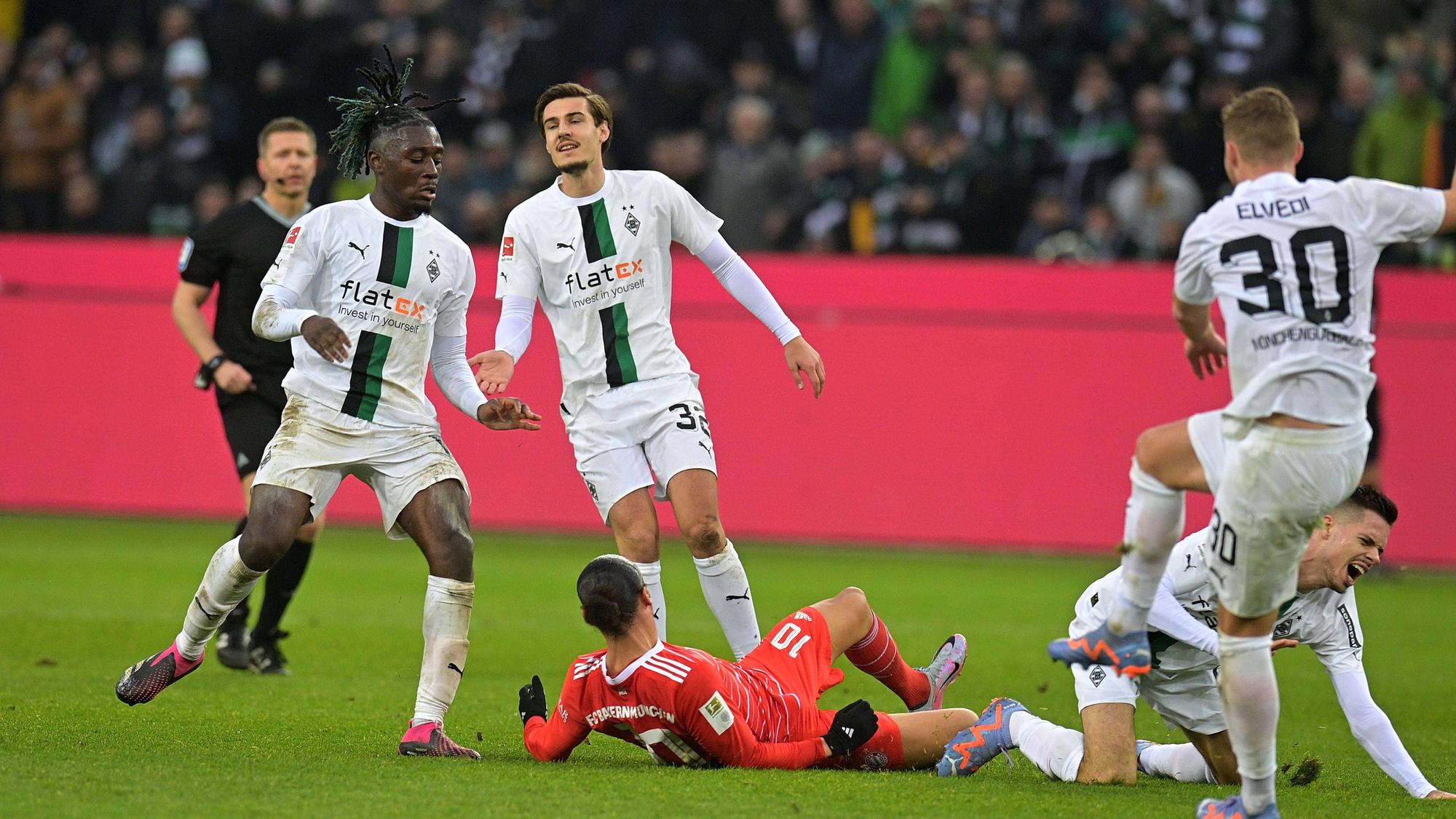 Manu Koné, Florian Neuhaus und Nico Elvedi (v.l.n.r.) nehmen es bei Borussia Mönchengladbach gegen Bayern München mit Leroy Sané (liegend) auf.