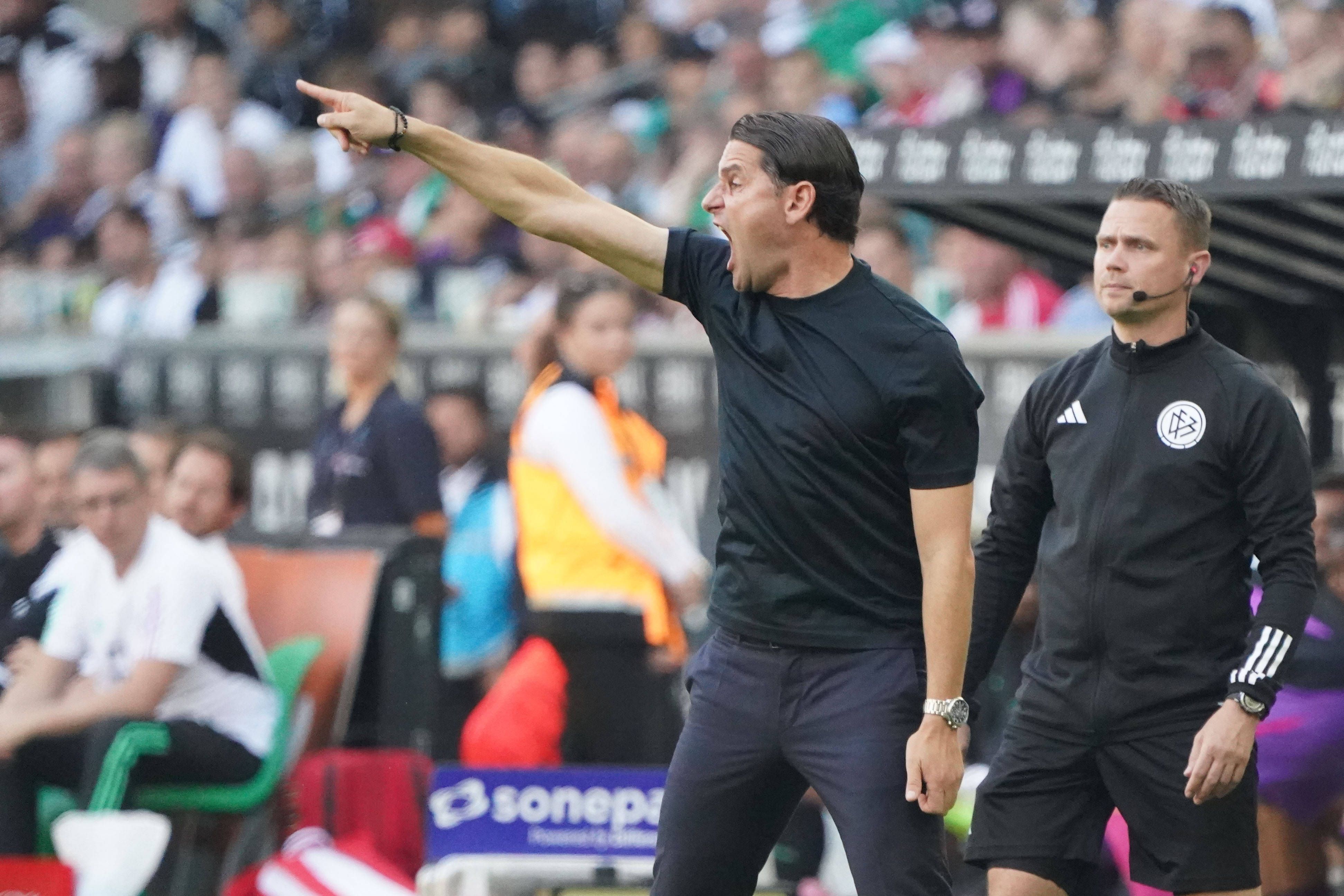 Gerardo Seoane am 2. September 2023 mit einer energischen Armbewegung und weit aufgerissenem Mund.