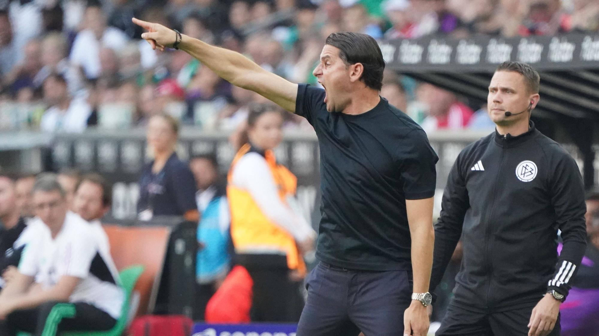 Gerardo Seoane am 2. September 2023 mit einer energischen Armbewegung und weit aufgerissenem Mund.