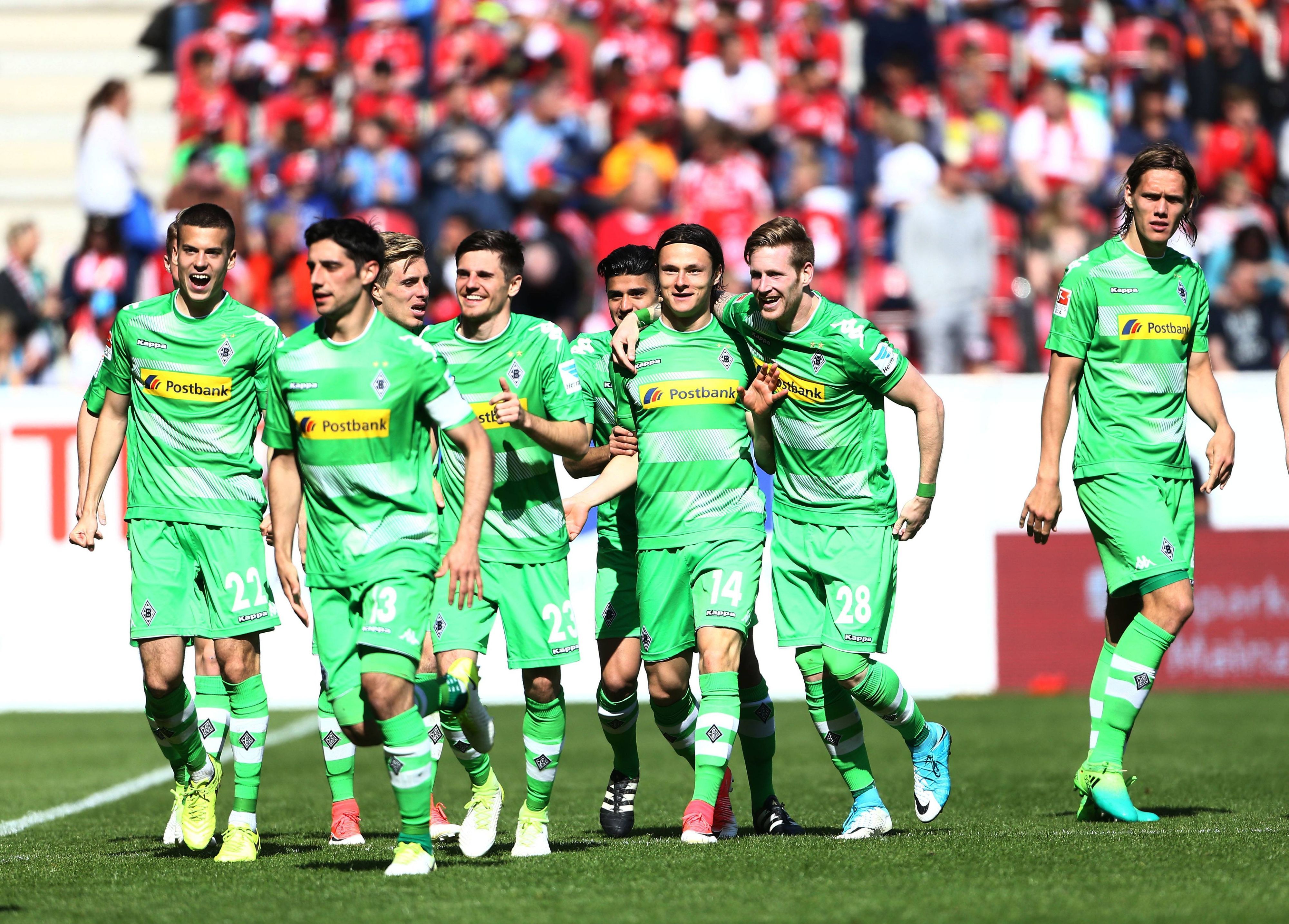 Die Spieler von Borussia Mönchengladbach um Lars Stindl (2.v.l.), Jonas Hofmann (4.v.l.) und André Hahn (2.v.r) bejubeln am 29. April 2017 einen Treffer.
