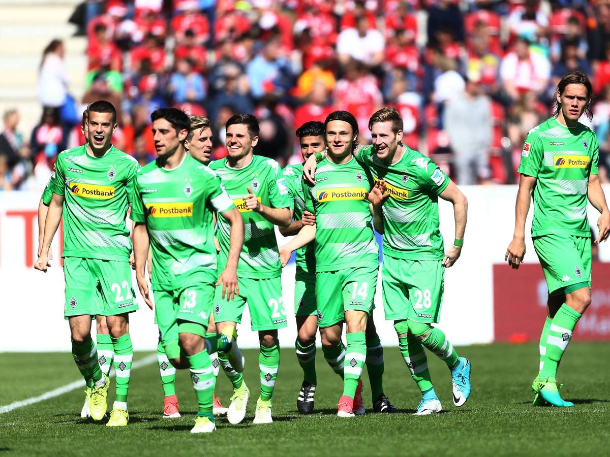 Die Spieler von Borussia Mönchengladbach um Lars Stindl (2.v.l.), Jonas Hofmann (4.v.l.) und André Hahn (2.v.r) bejubeln am 29. April 2017 einen Treffer.