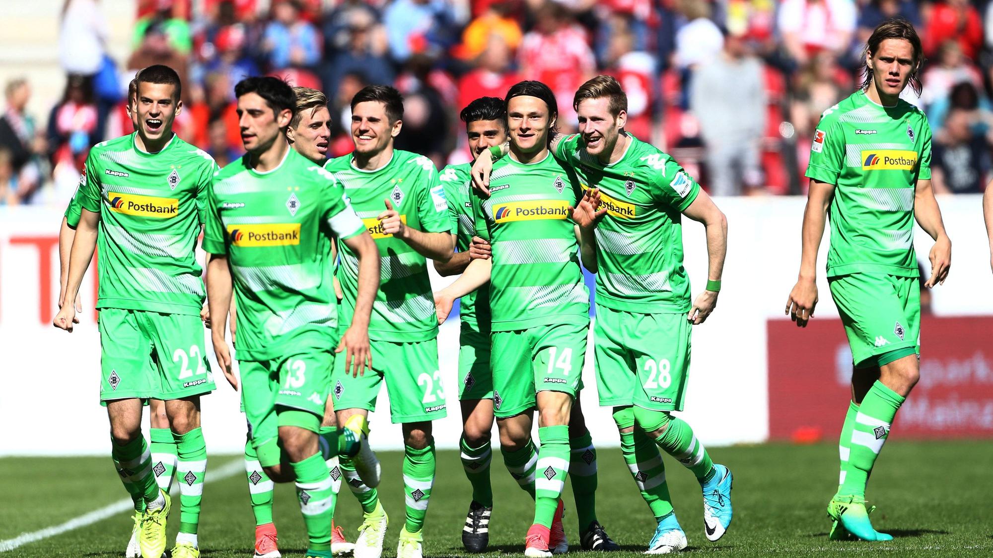 Die Spieler von Borussia Mönchengladbach um Lars Stindl (2.v.l.), Jonas Hofmann (4.v.l.) und André Hahn (2.v.r) bejubeln am 29. April 2017 einen Treffer.