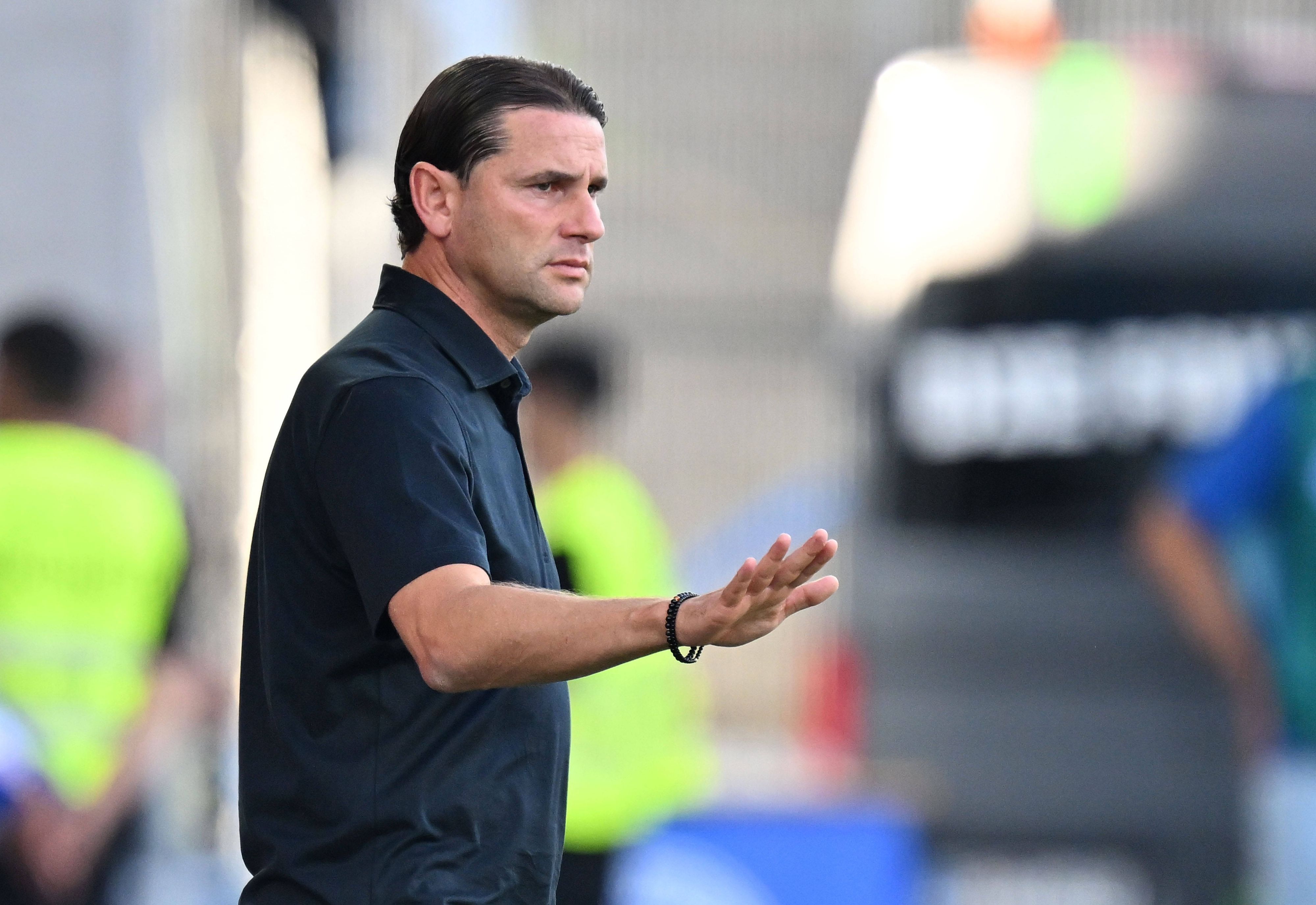 Gerardo Seoane zeigt seinen Spielern am 17. September 2023 mit einer Handbewegung an, dass sie ruhig spielen sollen.