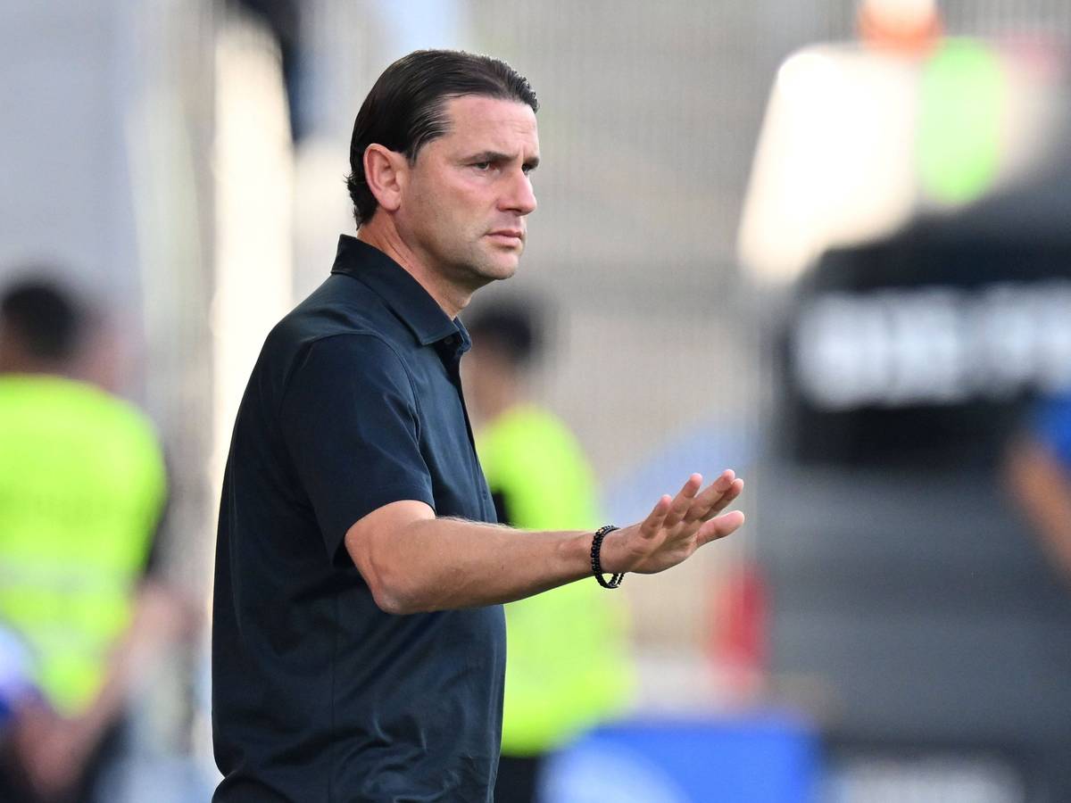 Gerardo Seoane zeigt seinen Spielern am 17. September 2023 mit einer Handbewegung an, dass sie ruhig spielen sollen.
