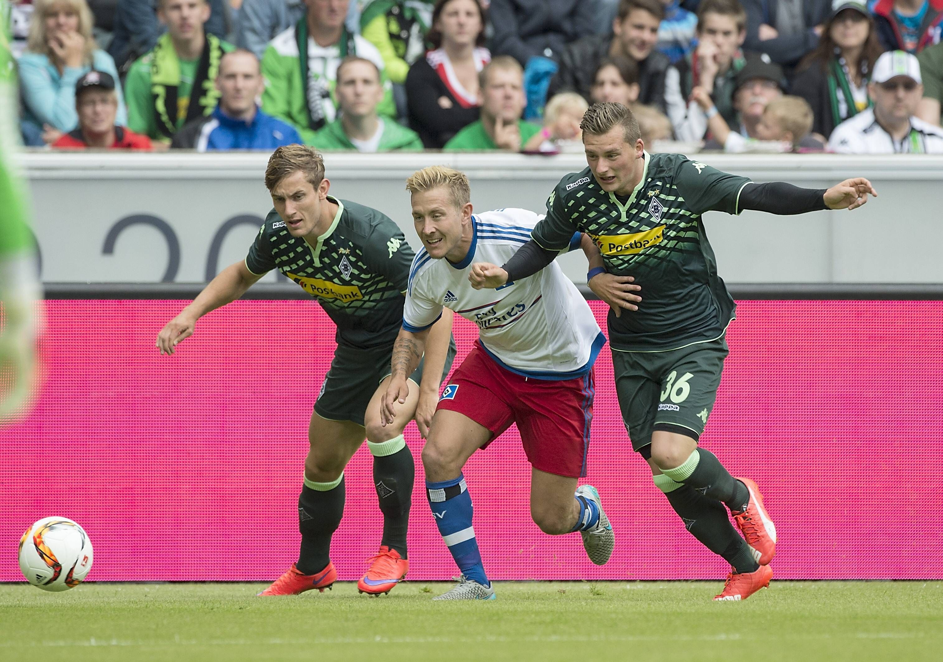 Drei Ex-Gladbacher unter sich: Christopher Lenz, Lewis Holtby und Marlon Ritter, (v.l.n.r.) kämpfen am 12. Juli 2015 um den Ball.