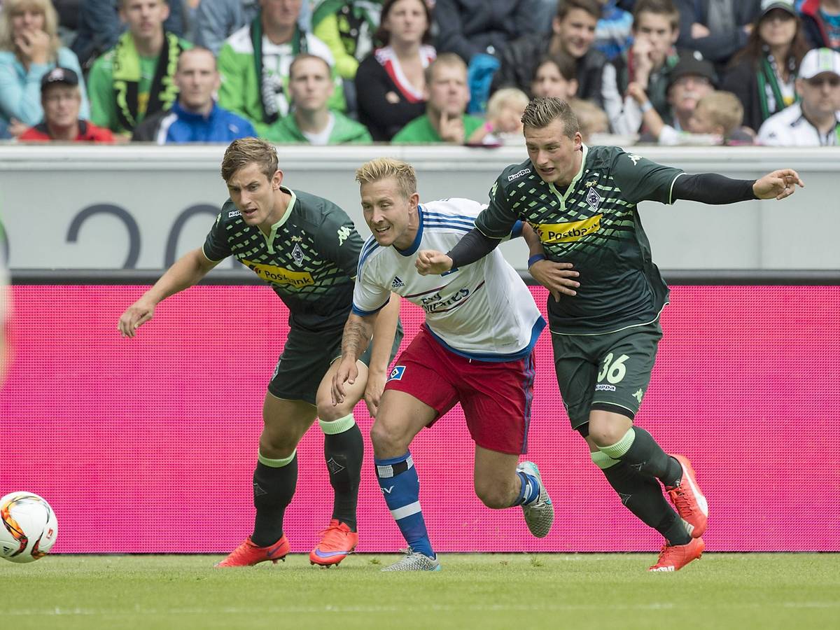 Drei Ex-Gladbacher unter sich: Christopher Lenz, Lewis Holtby und Marlon Ritter, (v.l.n.r.) kämpfen am 12. Juli 2015 um den Ball.