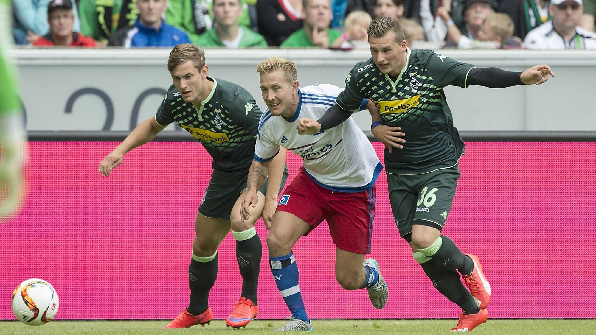 Drei Ex-Gladbacher unter sich: Christopher Lenz, Lewis Holtby und Marlon Ritter, (v.l.n.r.) kämpfen am 12. Juli 2015 um den Ball.