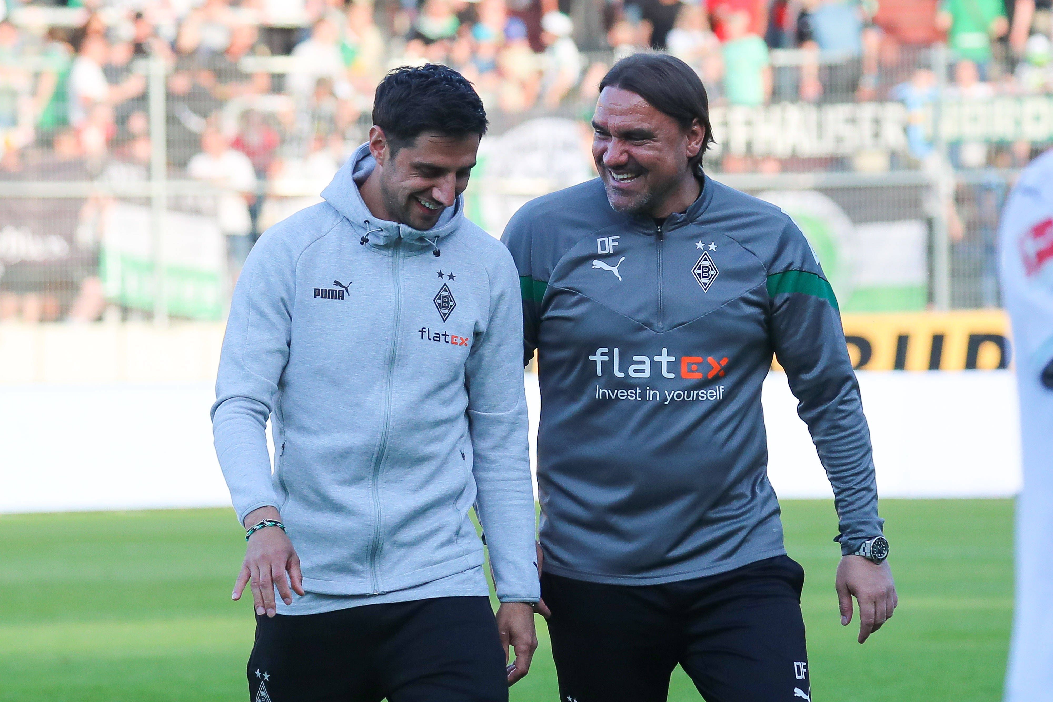 Lars Stindl (l.) und Daniel Farke unterhalten sich am 31. Mai 2023 bei einem Freundschaftsspiel von Borussia Mönchengladbach.