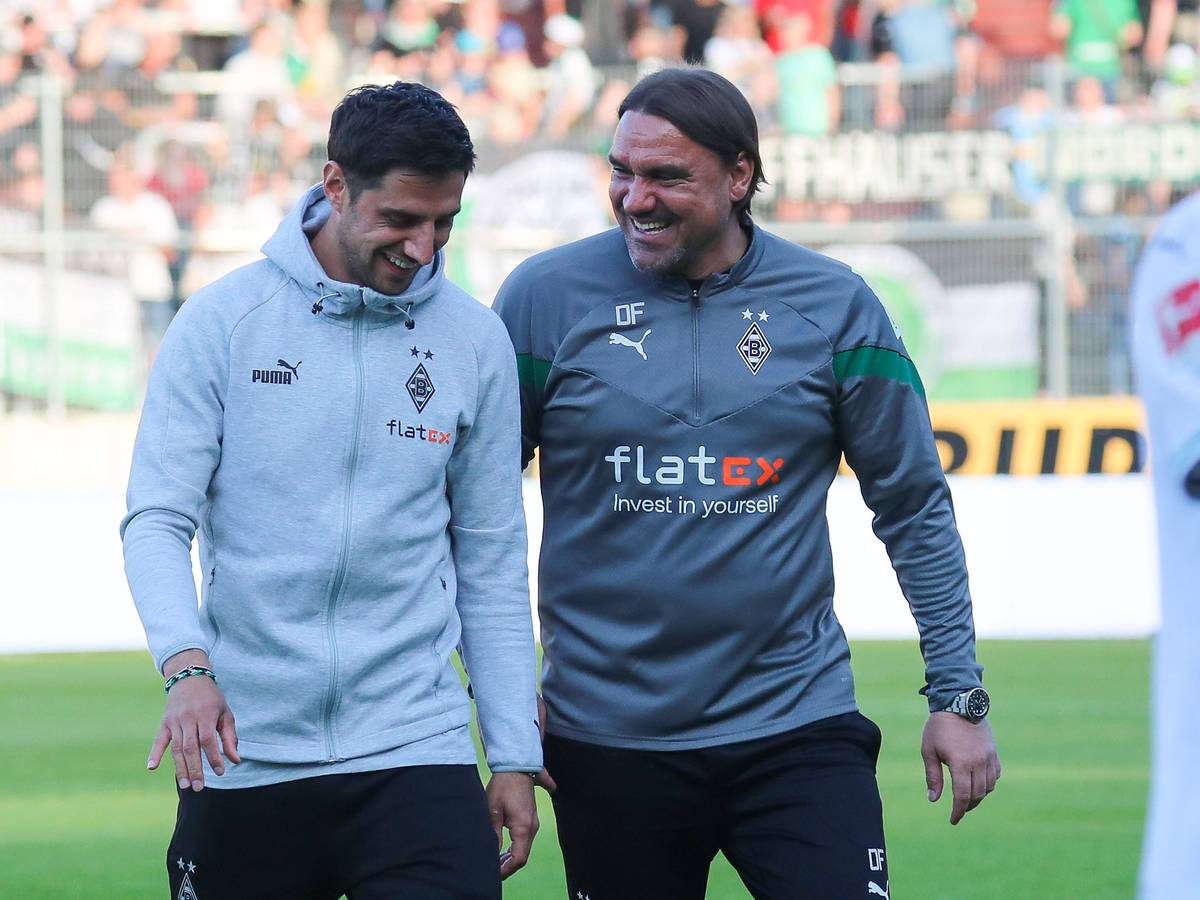 Lars Stindl (l.) und Daniel Farke unterhalten sich am 31. Mai 2023 bei einem Freundschaftsspiel von Borussia Mönchengladbach.