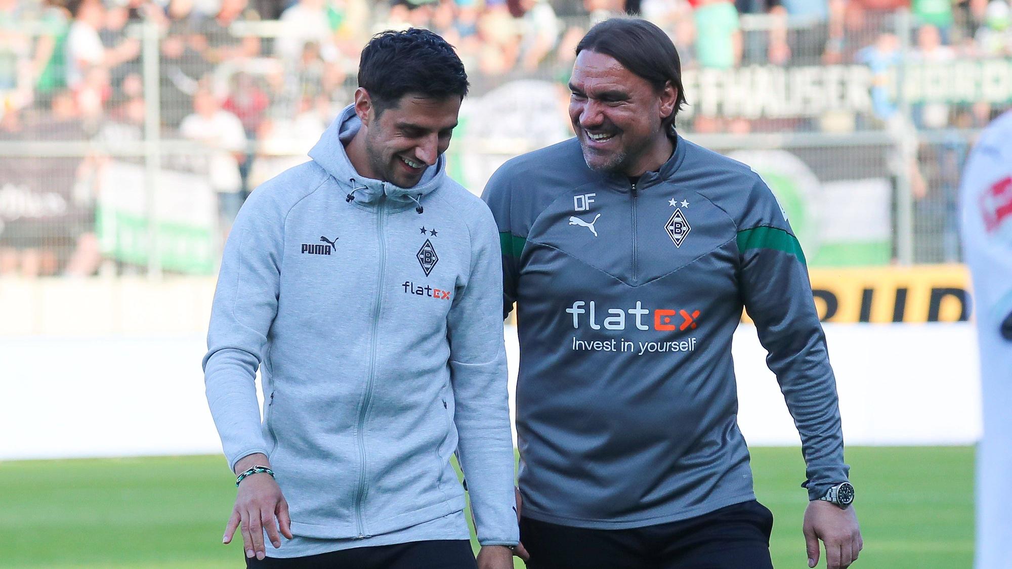 Lars Stindl (l.) und Daniel Farke unterhalten sich am 31. Mai 2023 bei einem Freundschaftsspiel von Borussia Mönchengladbach.