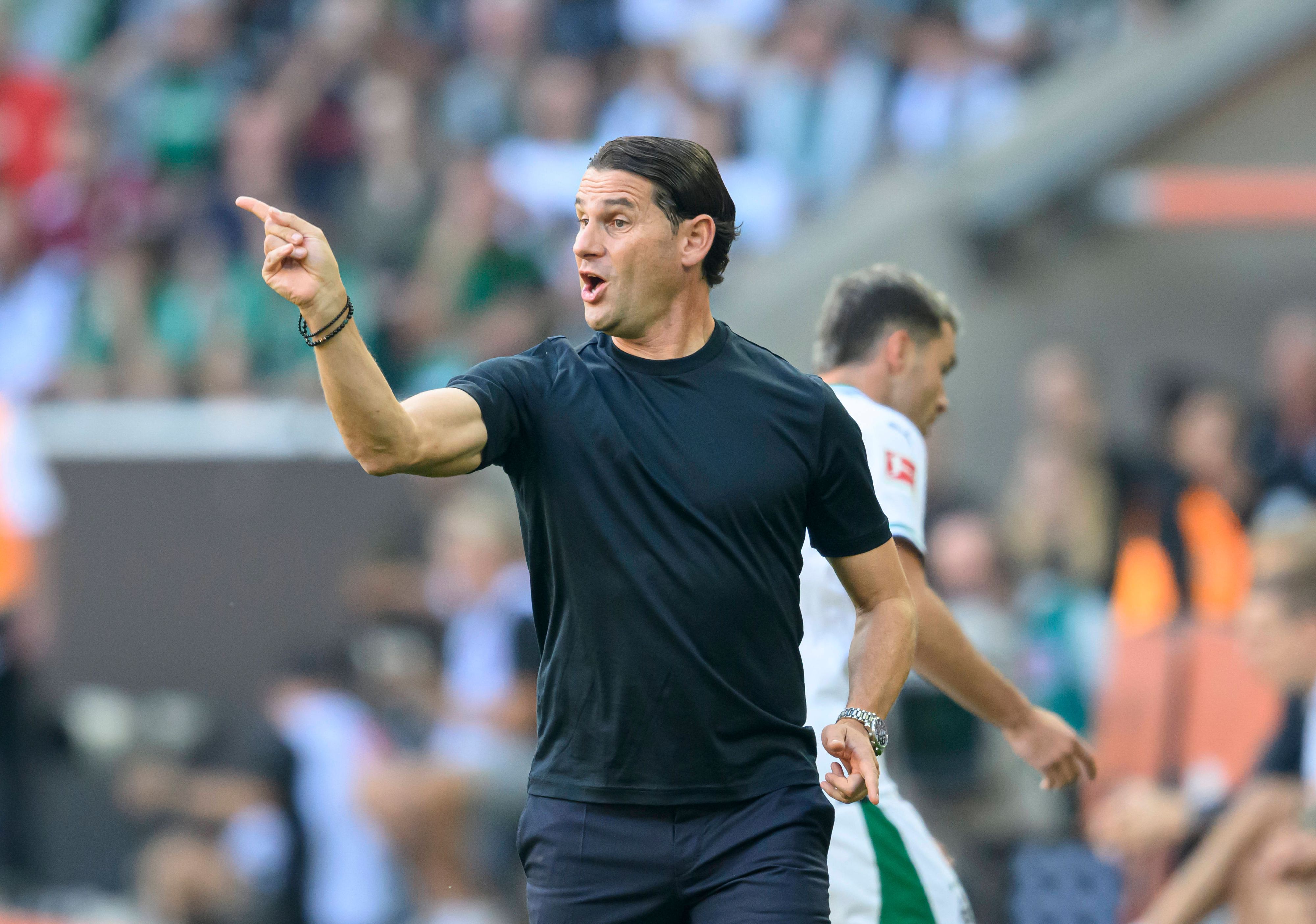 Gerardo Seoane macht am 2. September 2023 eine Geste mit seiner rechten Hand-