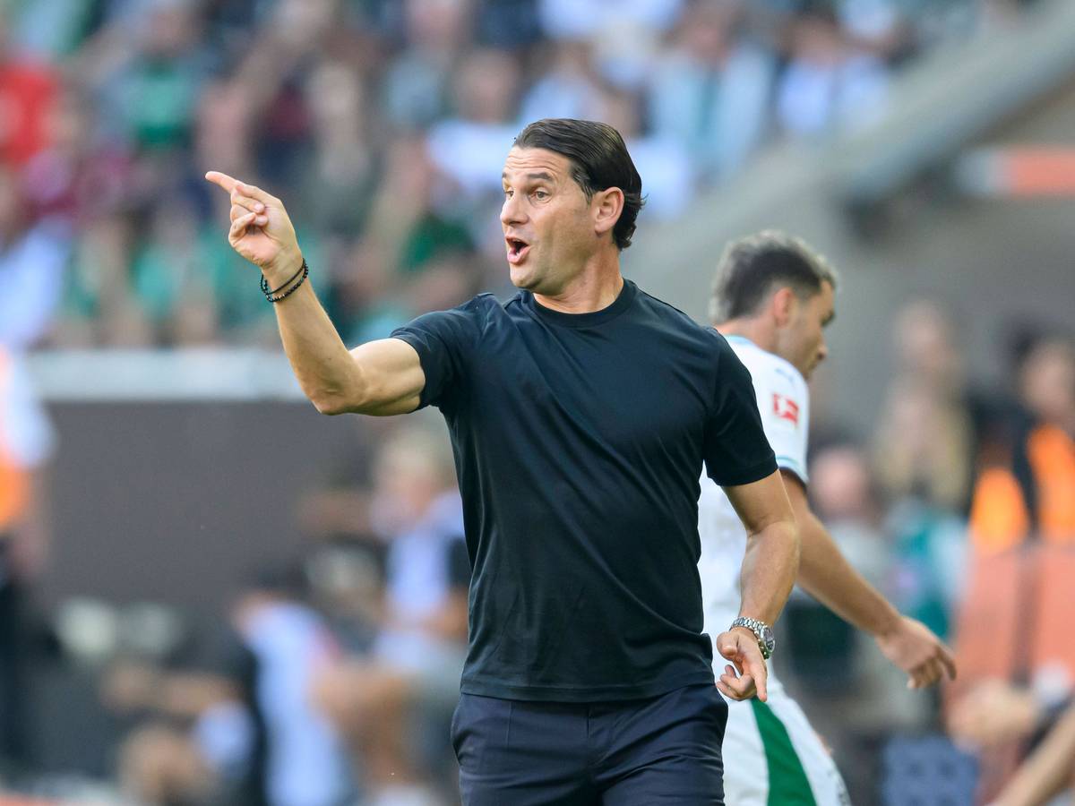 Gerardo Seoane macht am 2. September 2023 eine Geste mit seiner rechten Hand-