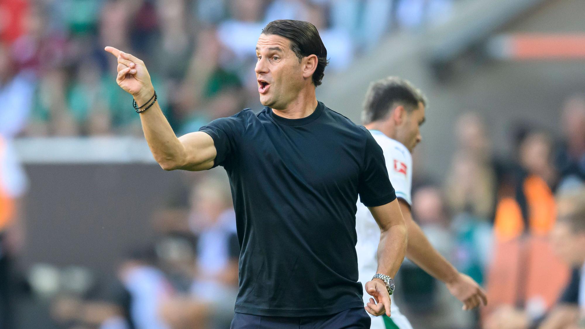 Gerardo Seoane macht am 2. September 2023 eine Geste mit seiner rechten Hand-