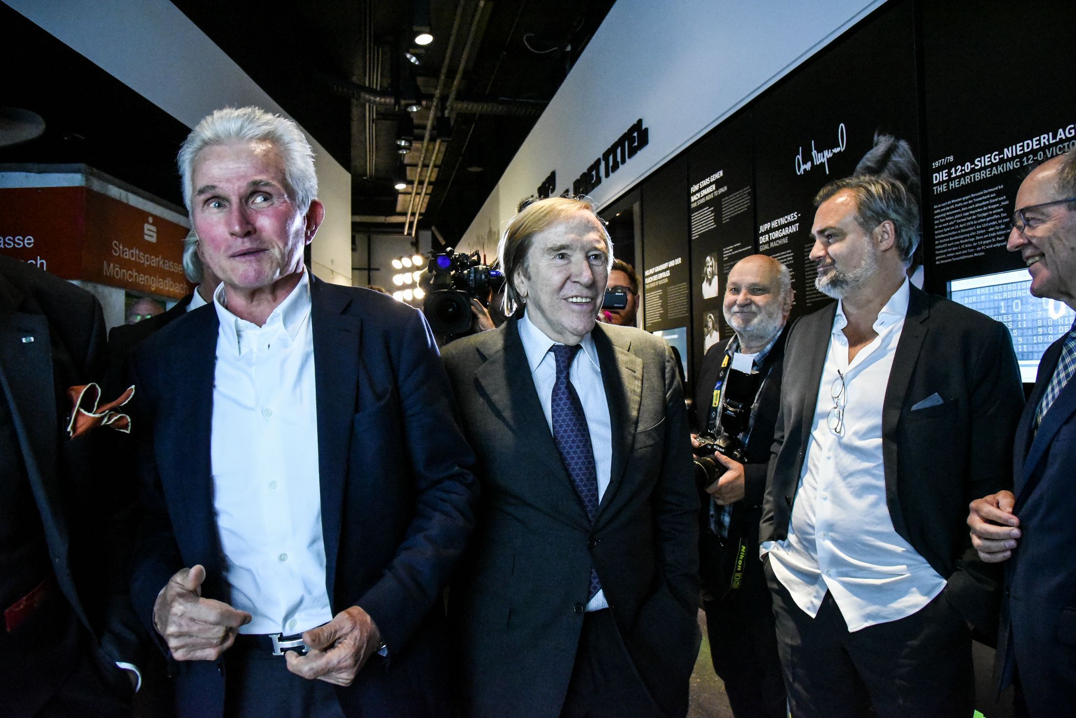 Jupp Heynckes (l.) und Günter Netzer (2.v.l.) eröffnen eine Ausstellung im Museum von Borussia Mönchengladbach.