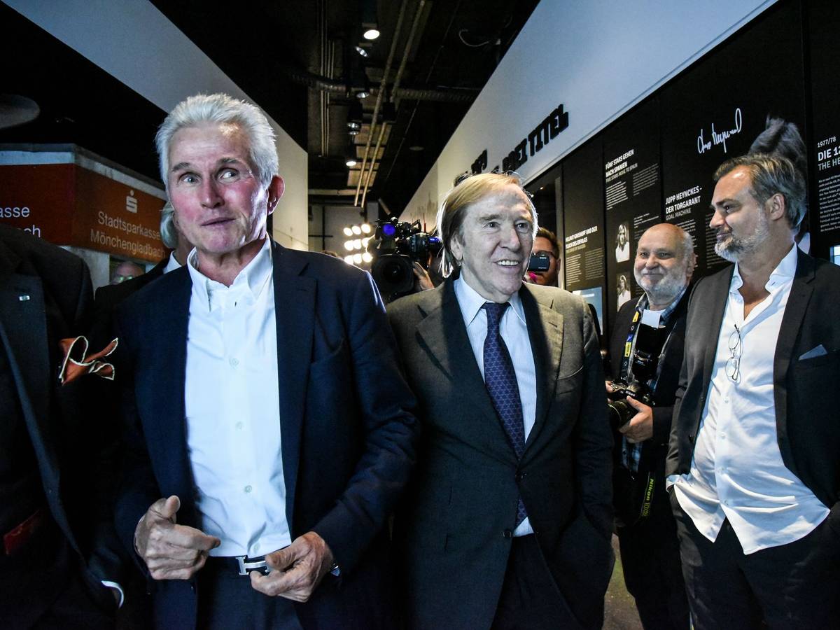 Jupp Heynckes (l.) und Günter Netzer (2.v.l.) eröffnen eine Ausstellung im Museum von Borussia Mönchengladbach.