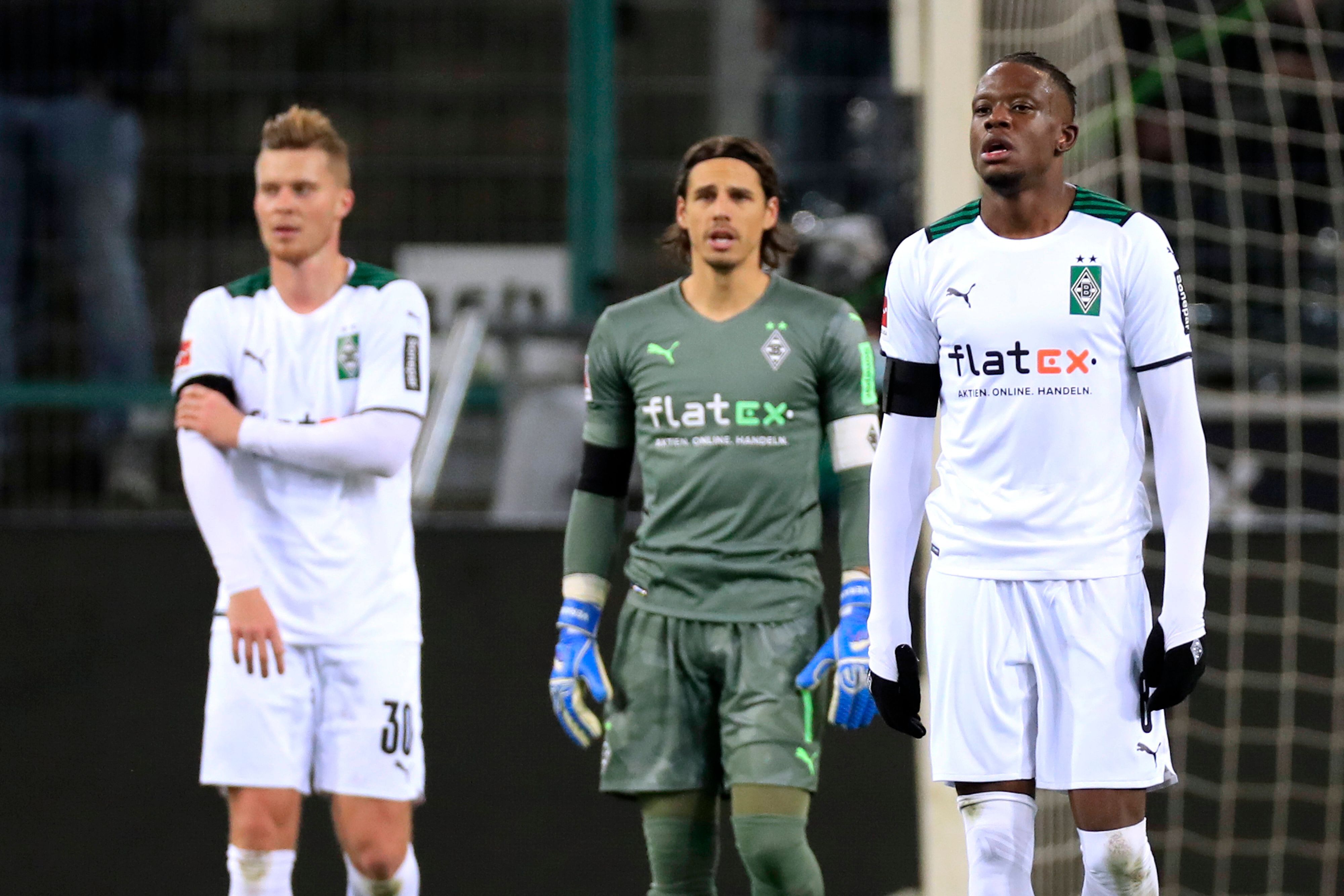 Nico Elvedi, Yann Sommer und Denis Zakaria (v.l.n.r.) reagieren geschockt auf ein Gegentor im Spiel von Borussia Mönchengladbach gegen den SC Freiburg am 5. Dezember 2021.