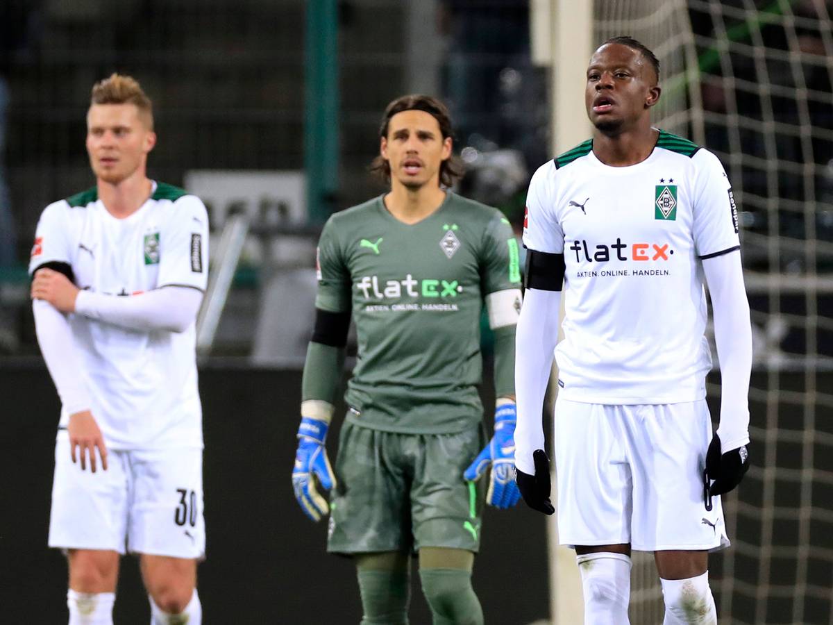 Nico Elvedi, Yann Sommer und Denis Zakaria (v.l.n.r.) reagieren geschockt auf ein Gegentor im Spiel von Borussia Mönchengladbach gegen den SC Freiburg am 5. Dezember 2021.