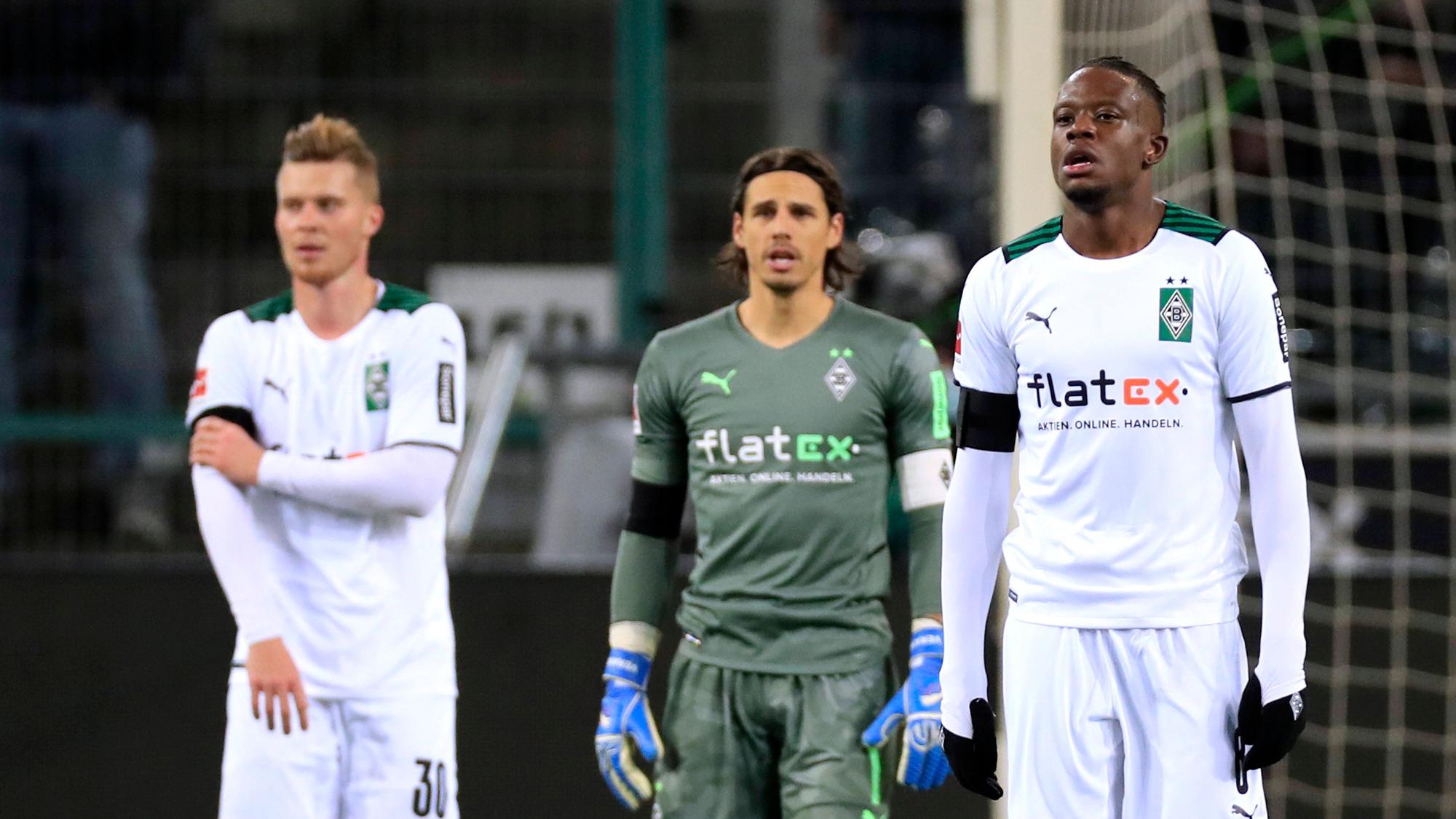 Nico Elvedi, Yann Sommer und Denis Zakaria (v.l.n.r.) reagieren geschockt auf ein Gegentor im Spiel von Borussia Mönchengladbach gegen den SC Freiburg am 5. Dezember 2021.