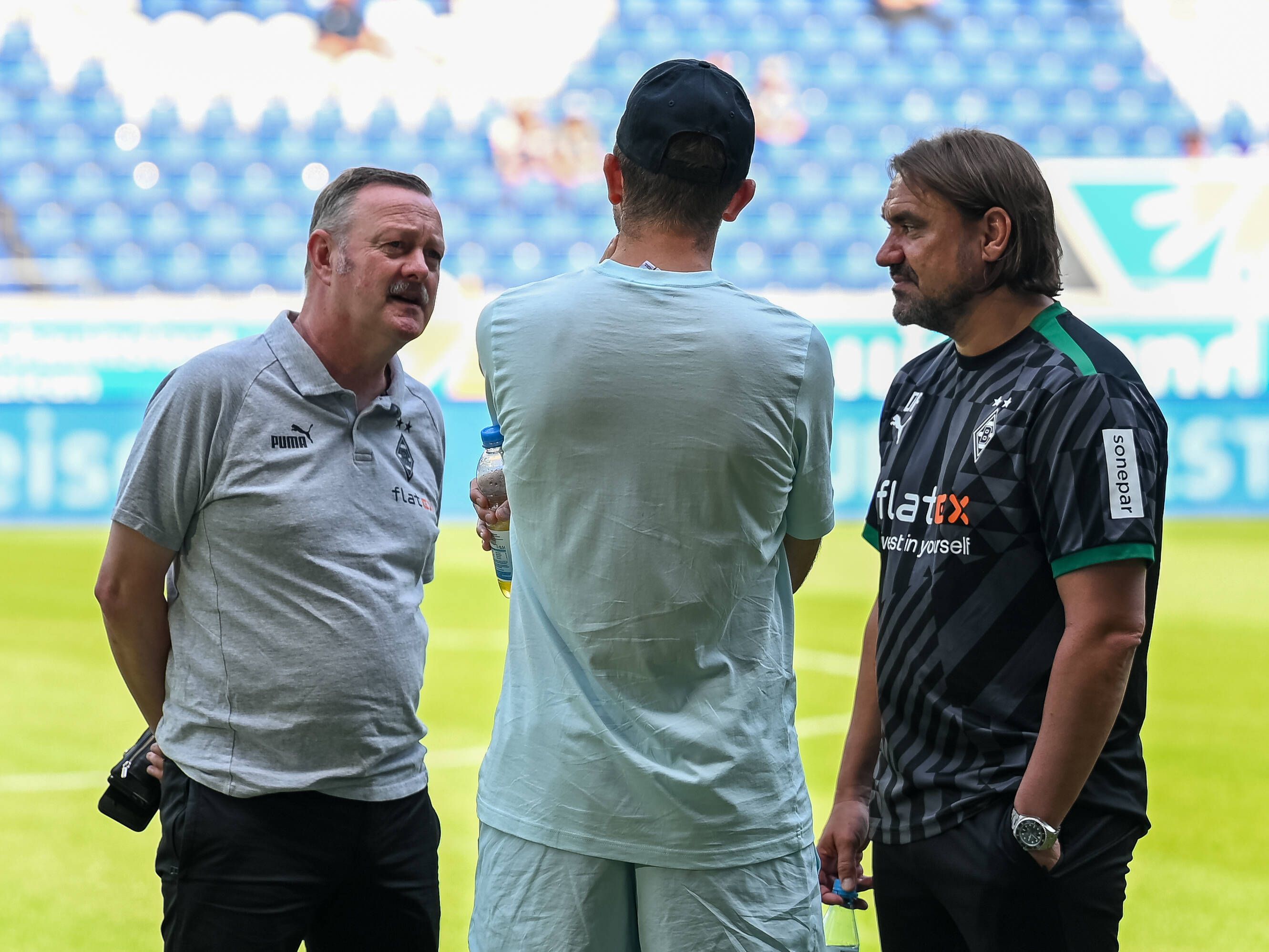 Roland Virkus (l.) und Daniel Farke (r.) unterhalten sich am 17. Juli 2022 mit Borussia-Spieler Christoph Kramer.