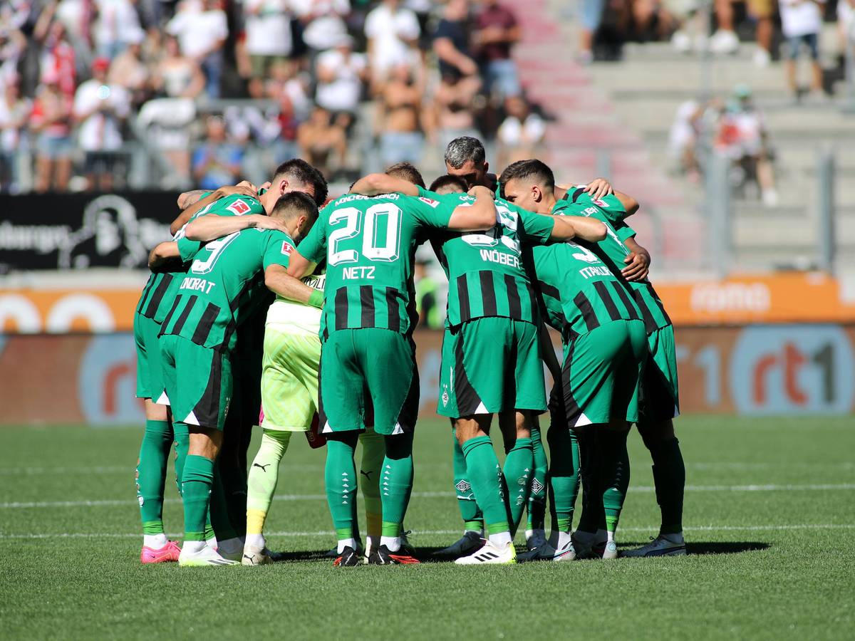 Die Spieler von Borussia Mönchengladbach bilden einen Kreis vor dem Spiel.