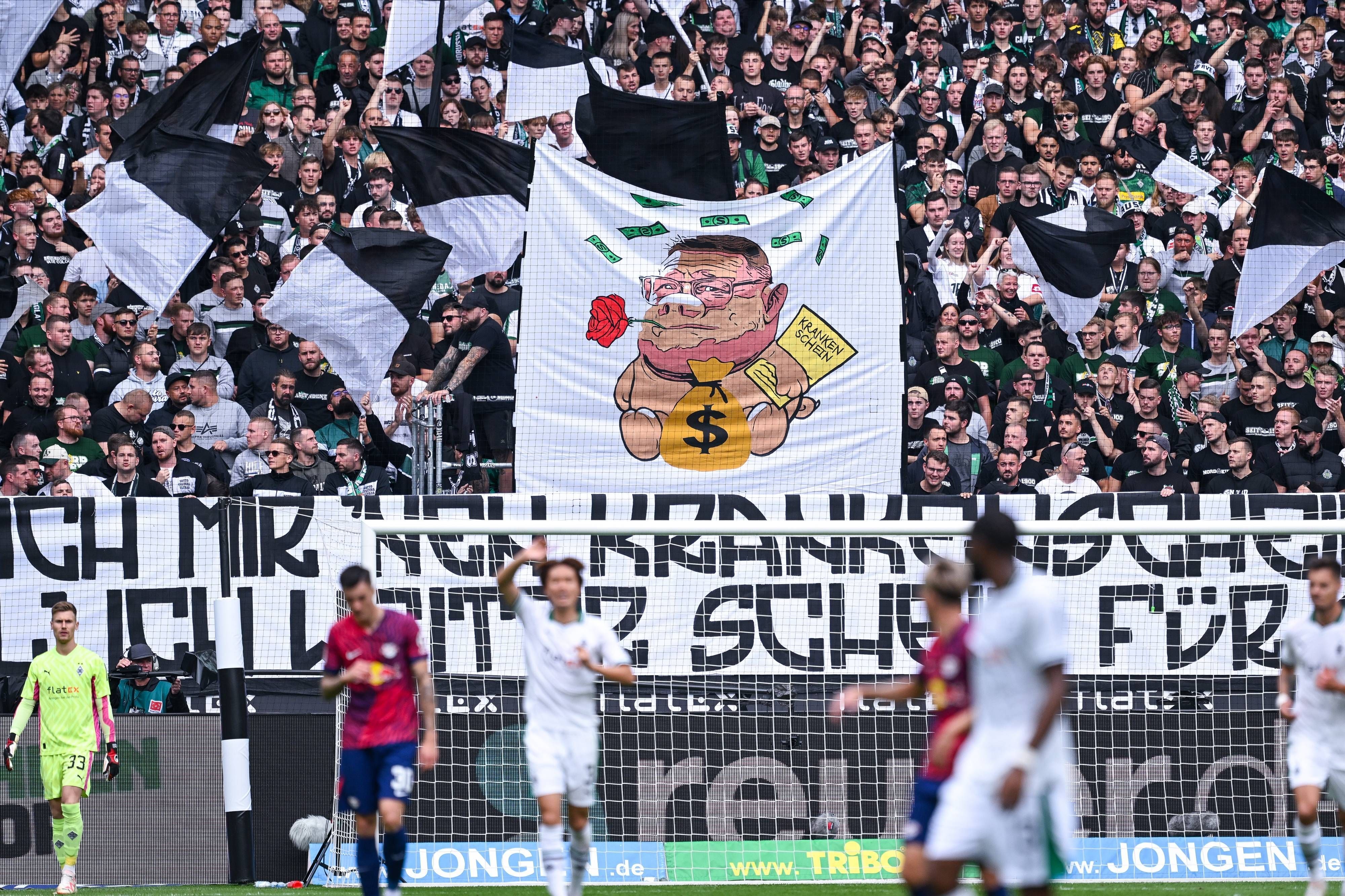 Die Gladbach-Fans zeigen gegen RB Leipzig ein Plakat von Max Eberl als Schwein.