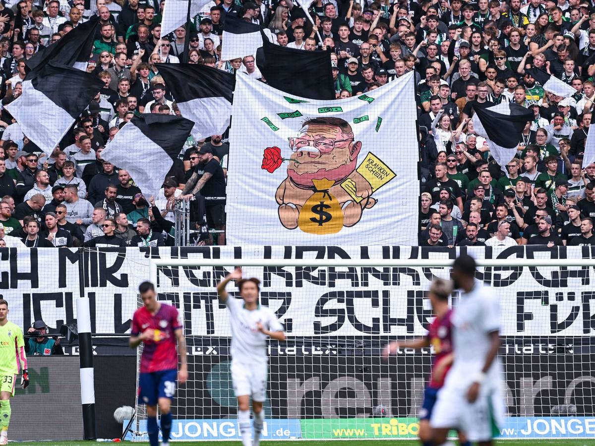 Die Gladbach-Fans zeigen gegen RB Leipzig ein Plakat von Max Eberl als Schwein.