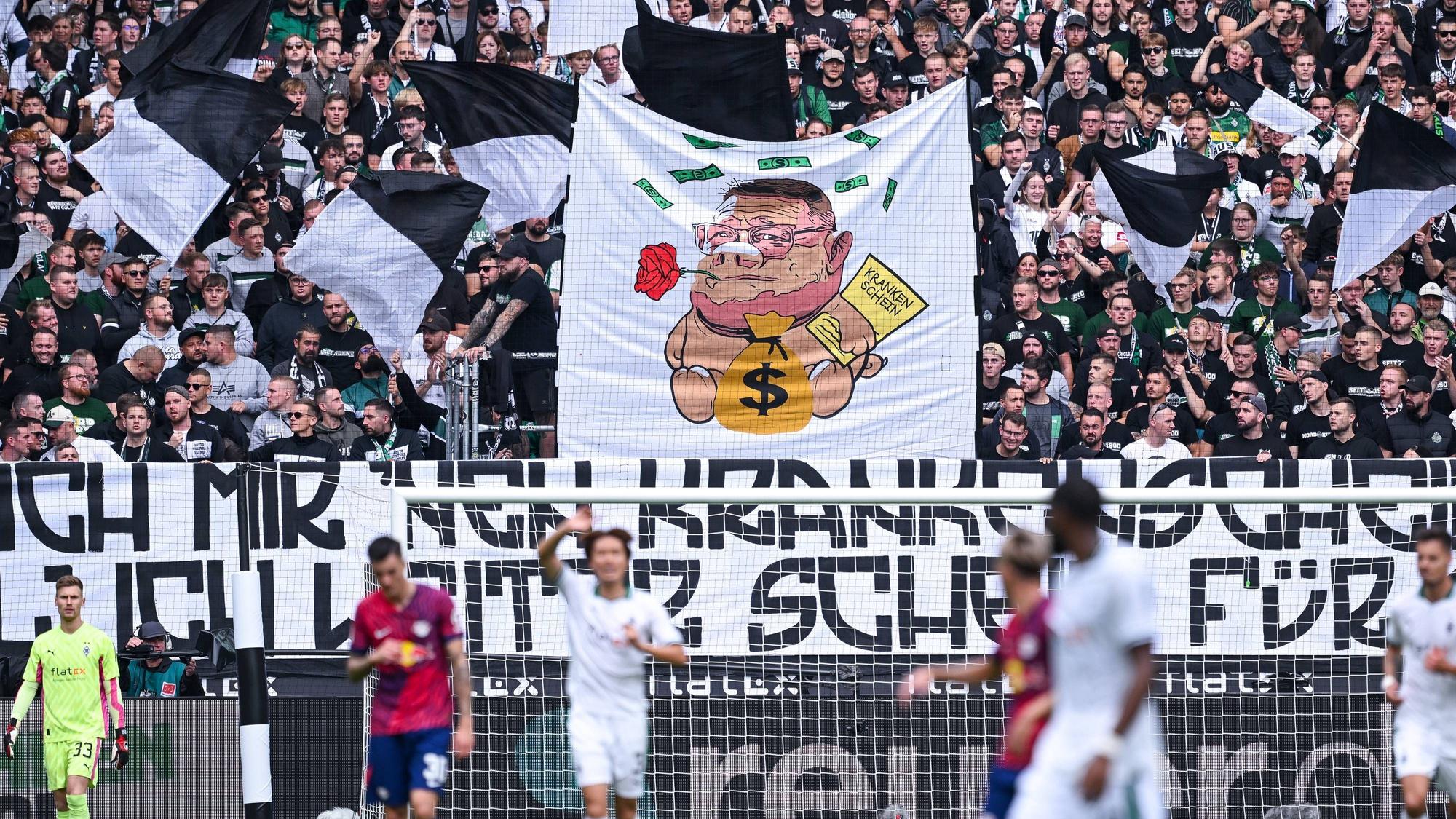 Die Gladbach-Fans zeigen gegen RB Leipzig ein Plakat von Max Eberl als Schwein.