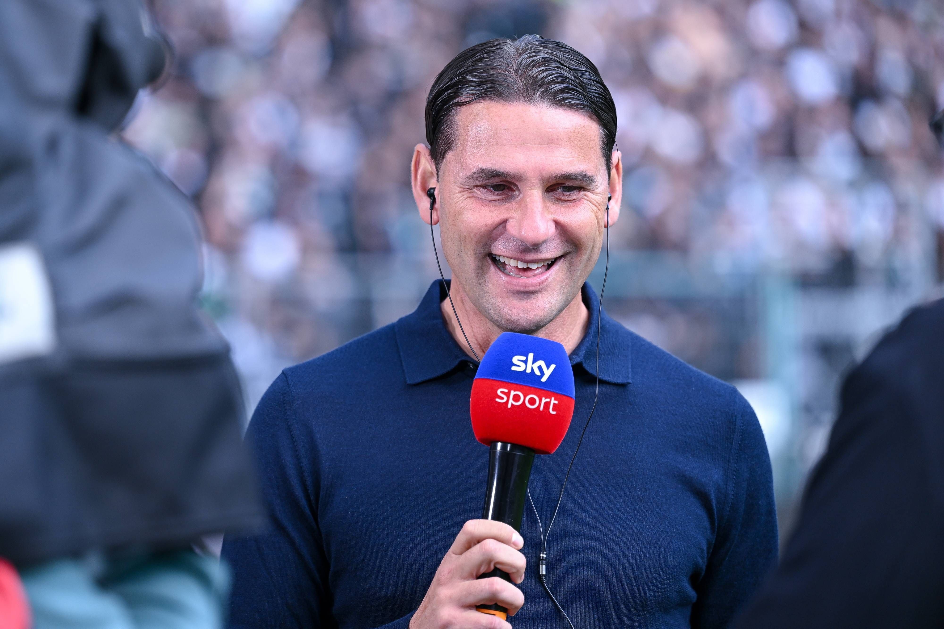 Gerardo Seoane gibt ein Interview.