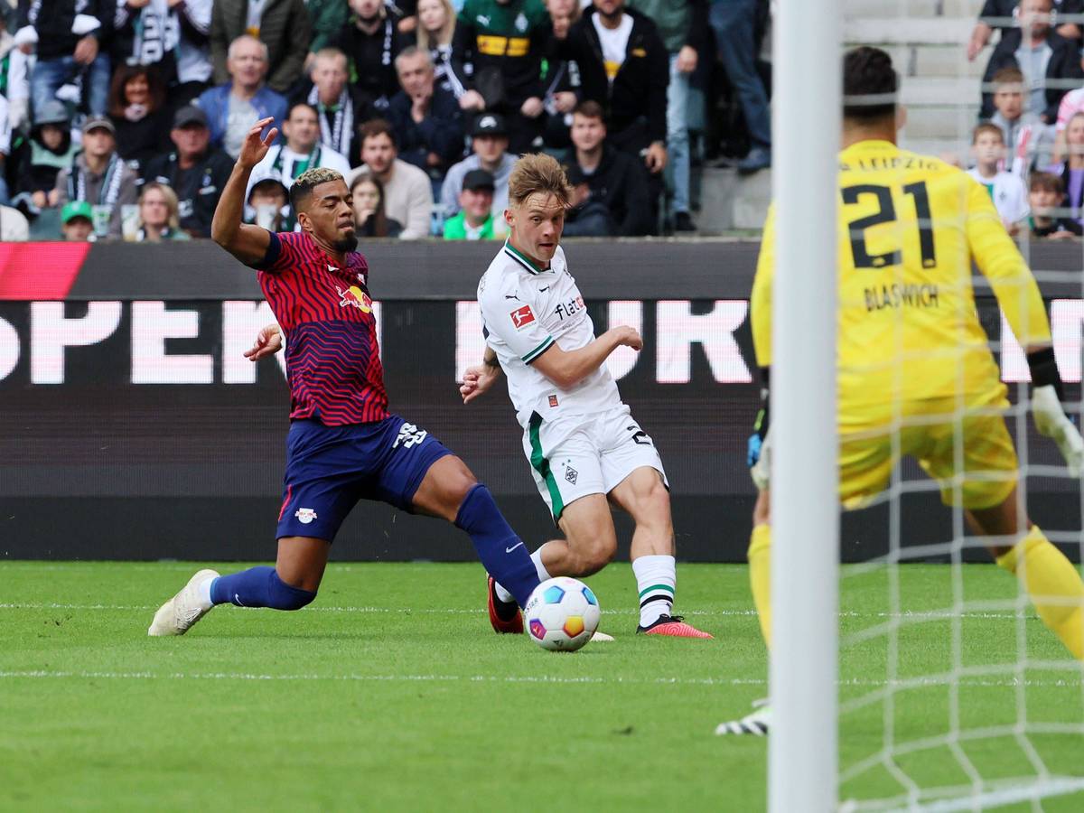 Luca Netz (M.) spielt einen Ball flach in den Strafraum von RB Leipzig.