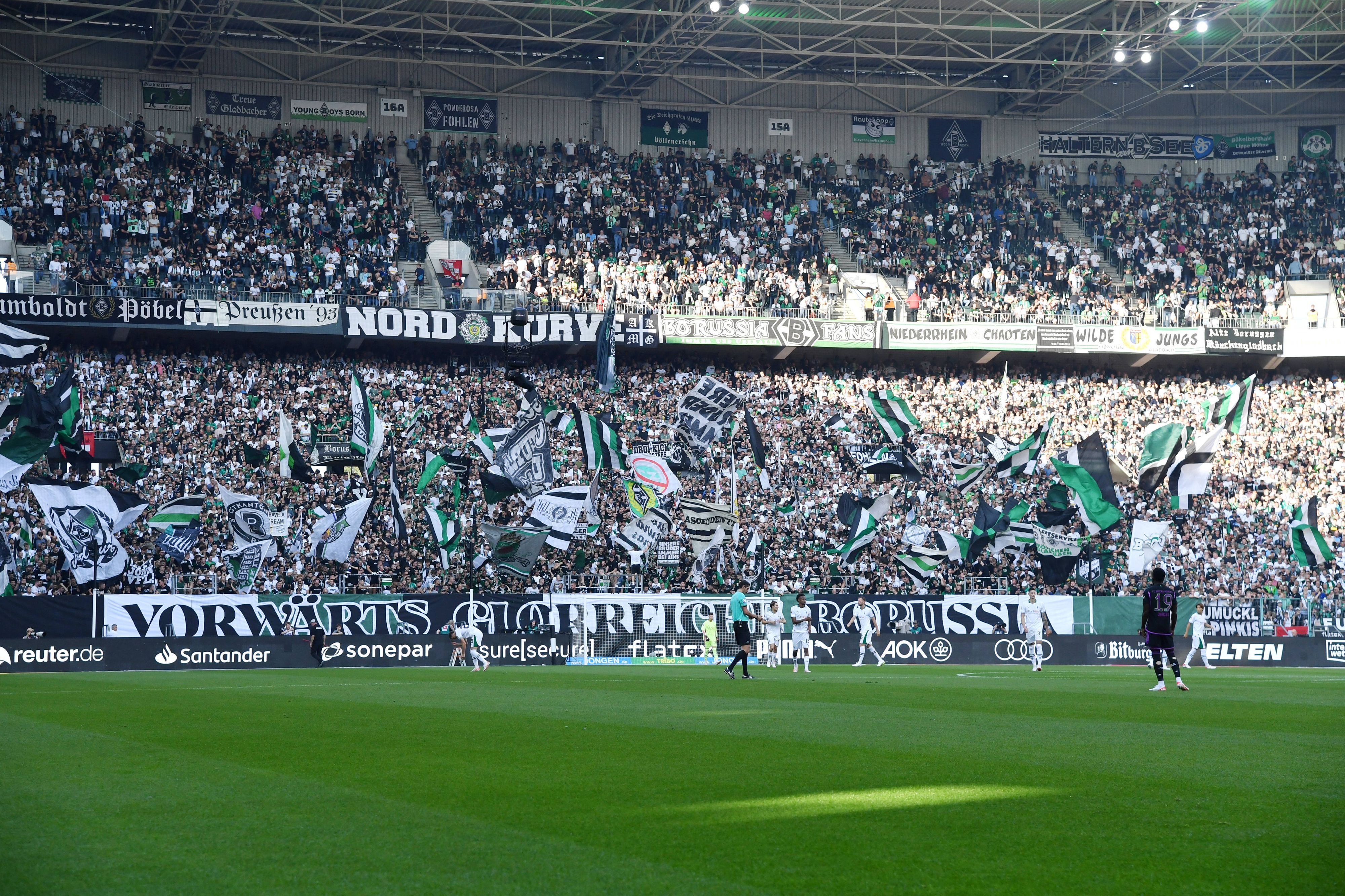 Die vollbesetzte Nordkurve vor einem Bundesliga-Spiel.