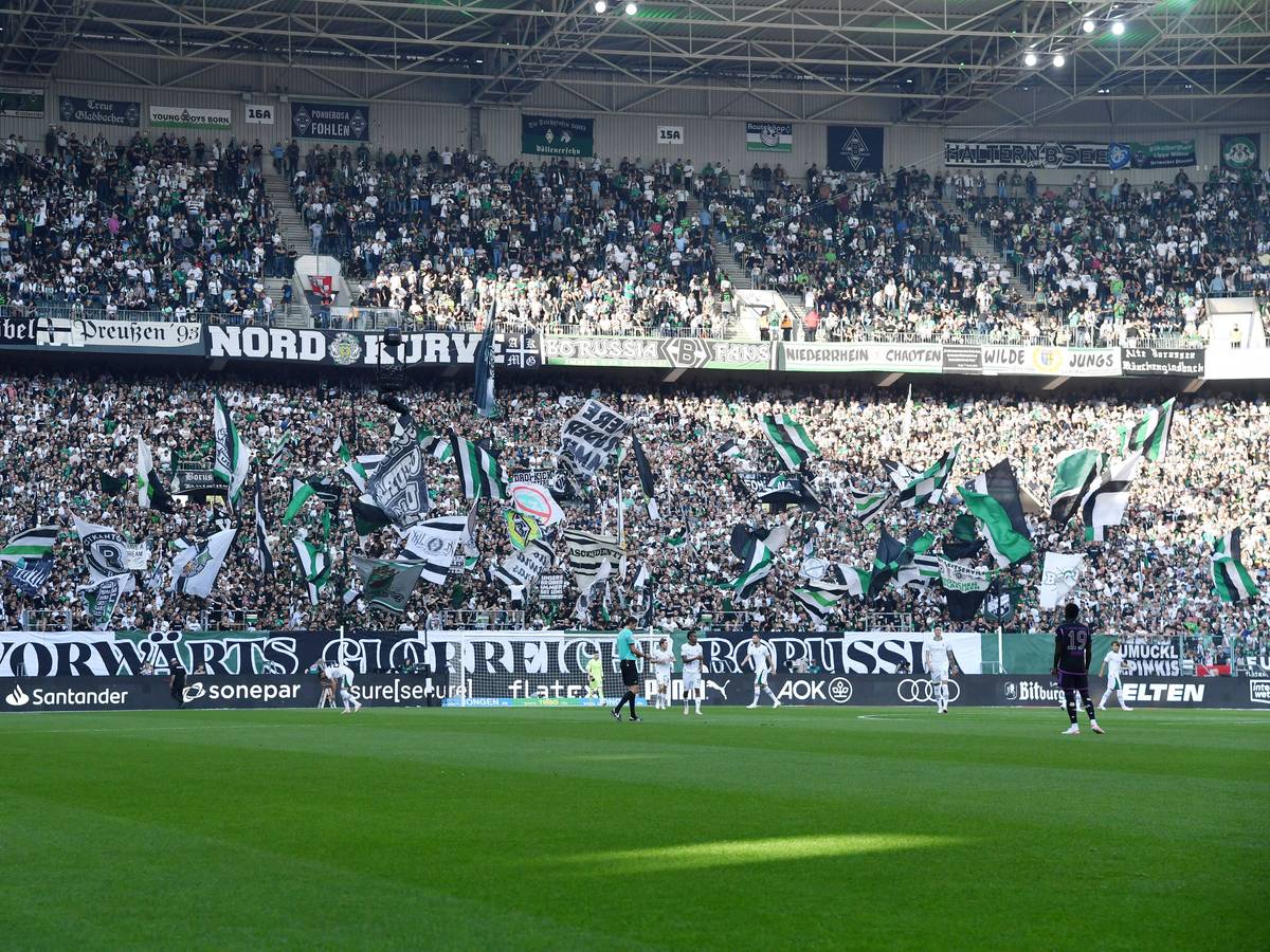 Die vollbesetzte Nordkurve vor einem Bundesliga-Spiel.