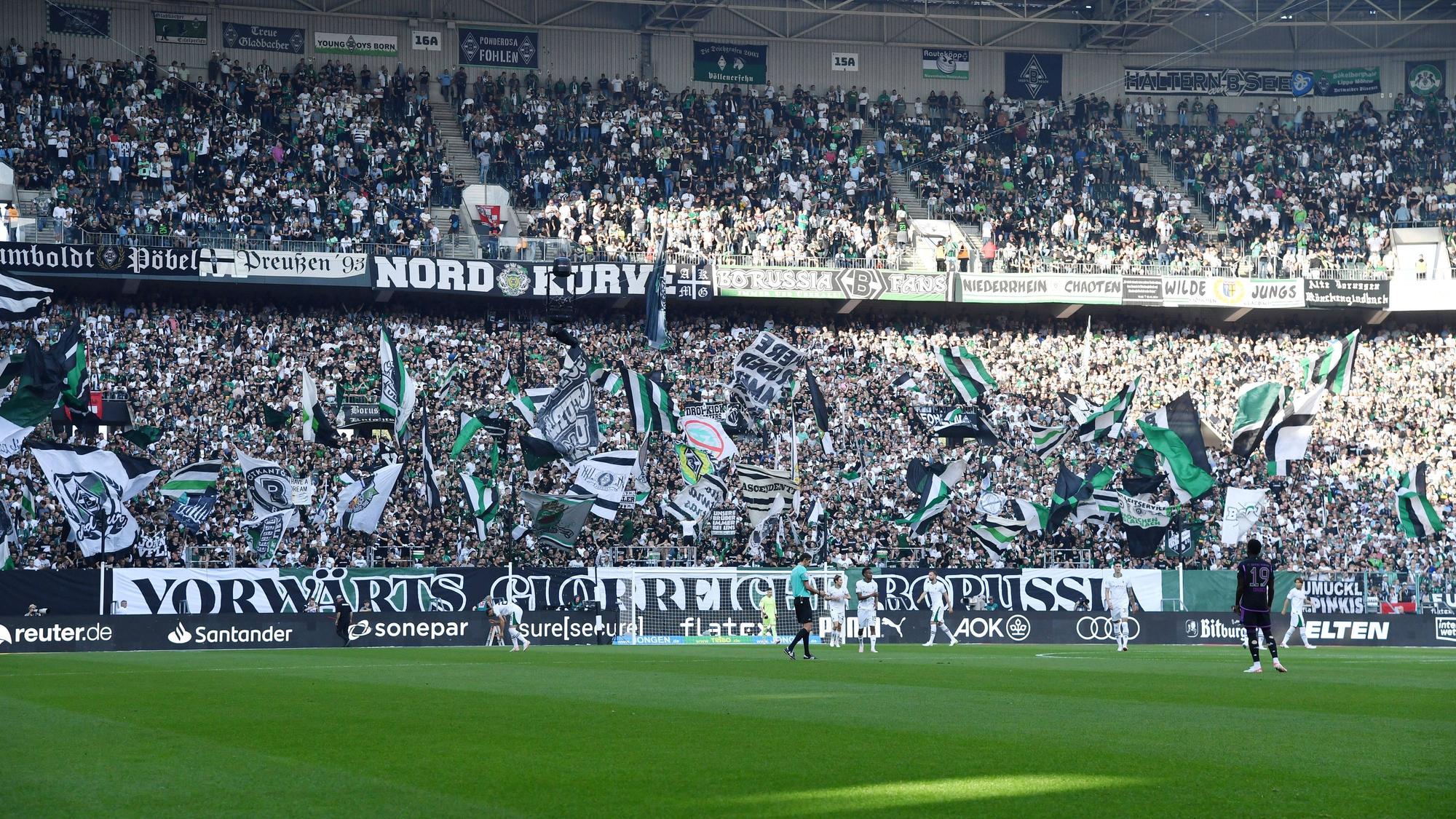 Die vollbesetzte Nordkurve vor einem Bundesliga-Spiel.