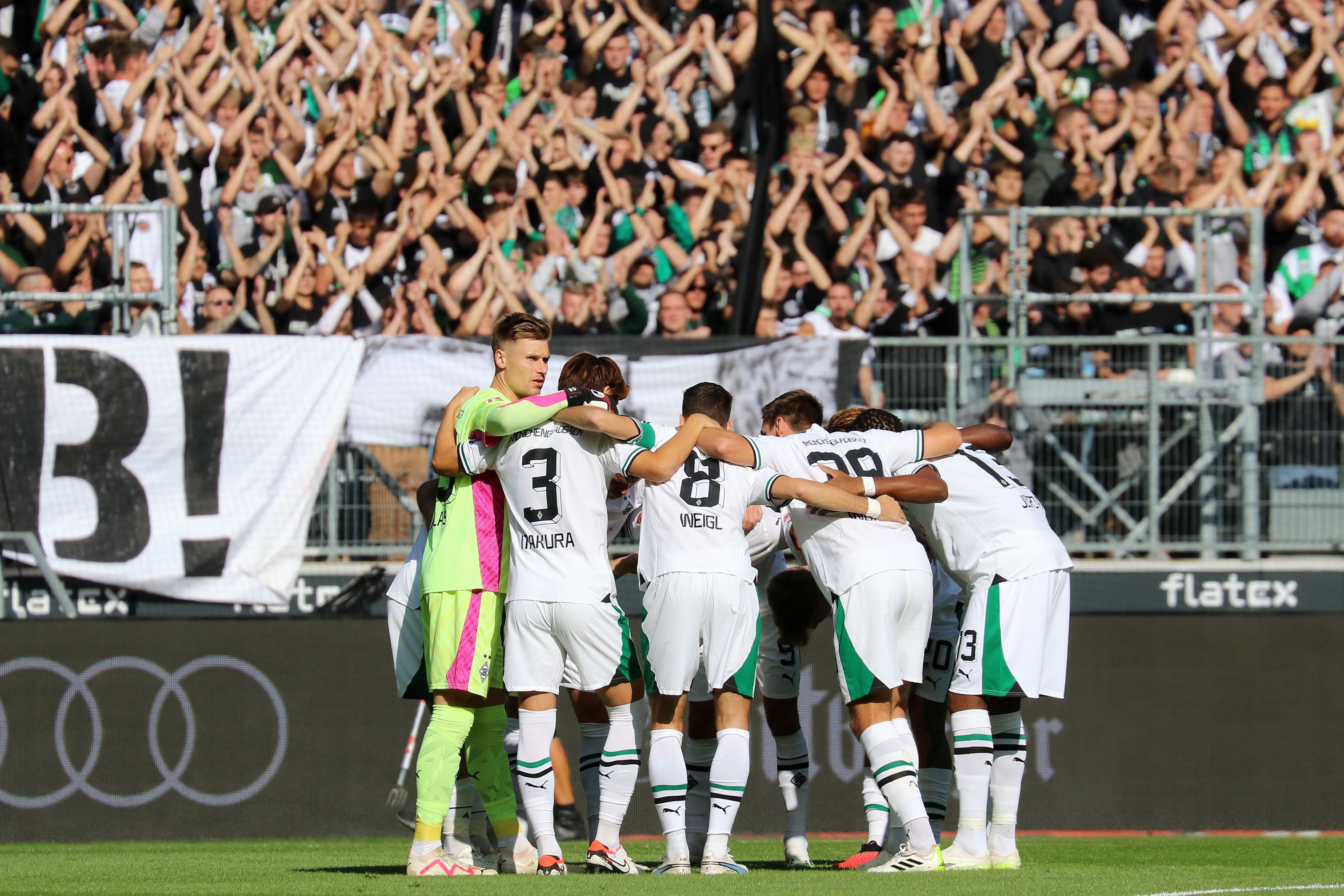 Die Spieler von Borussia Mönchengladbach bilden einen Kreis.