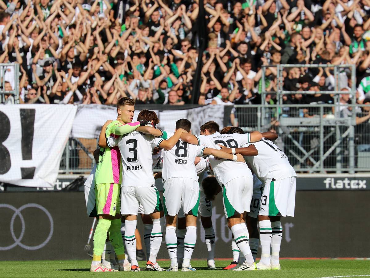 Die Spieler von Borussia Mönchengladbach bilden einen Kreis.