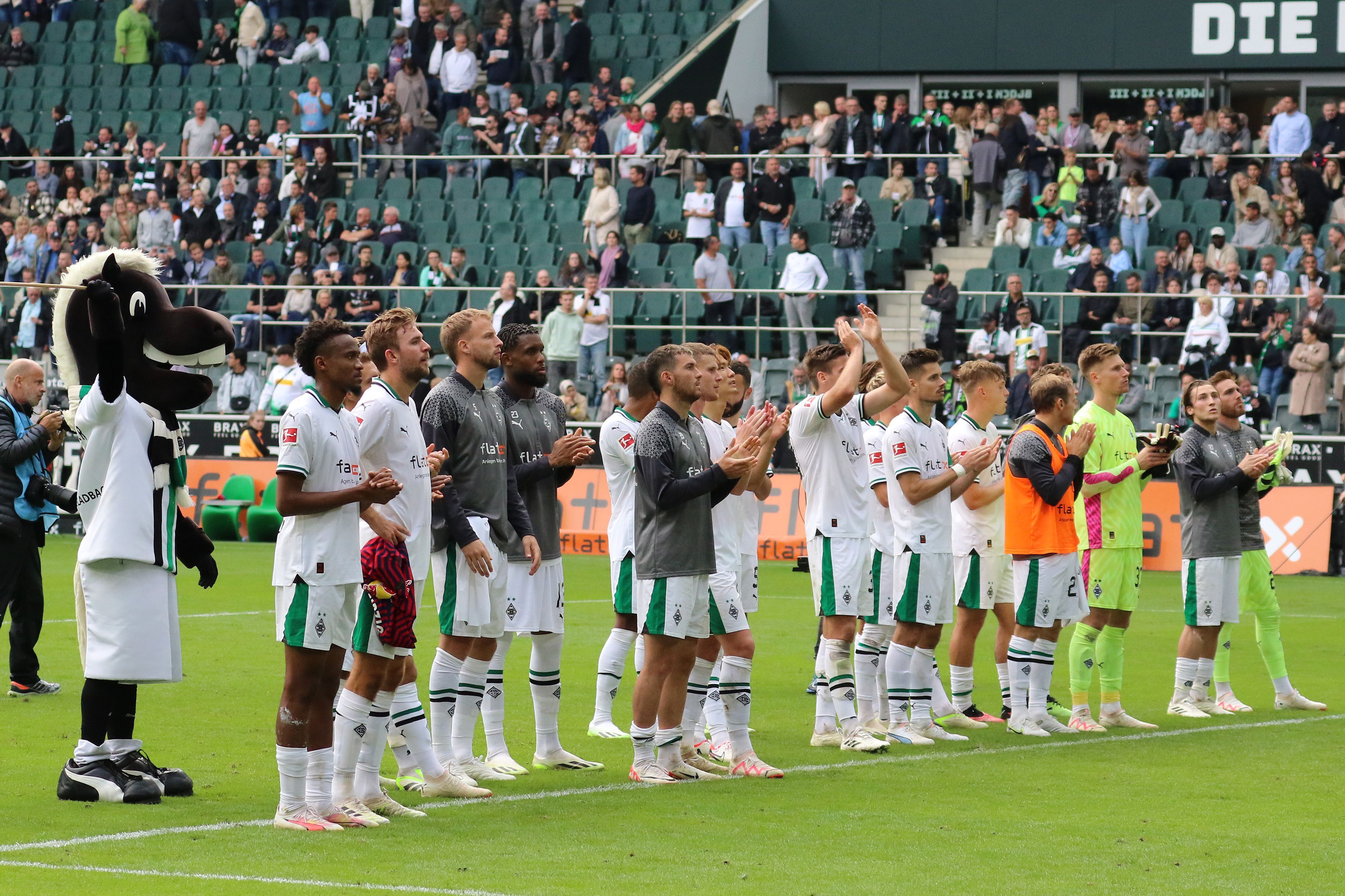 Die Spieler von Borussia Mönchengladbach stehen nach dem Leipzig-Spiel vor der Nordkurve.