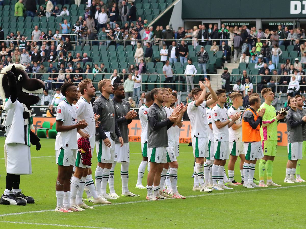 Die Spieler von Borussia Mönchengladbach stehen nach dem Leipzig-Spiel vor der Nordkurve.
