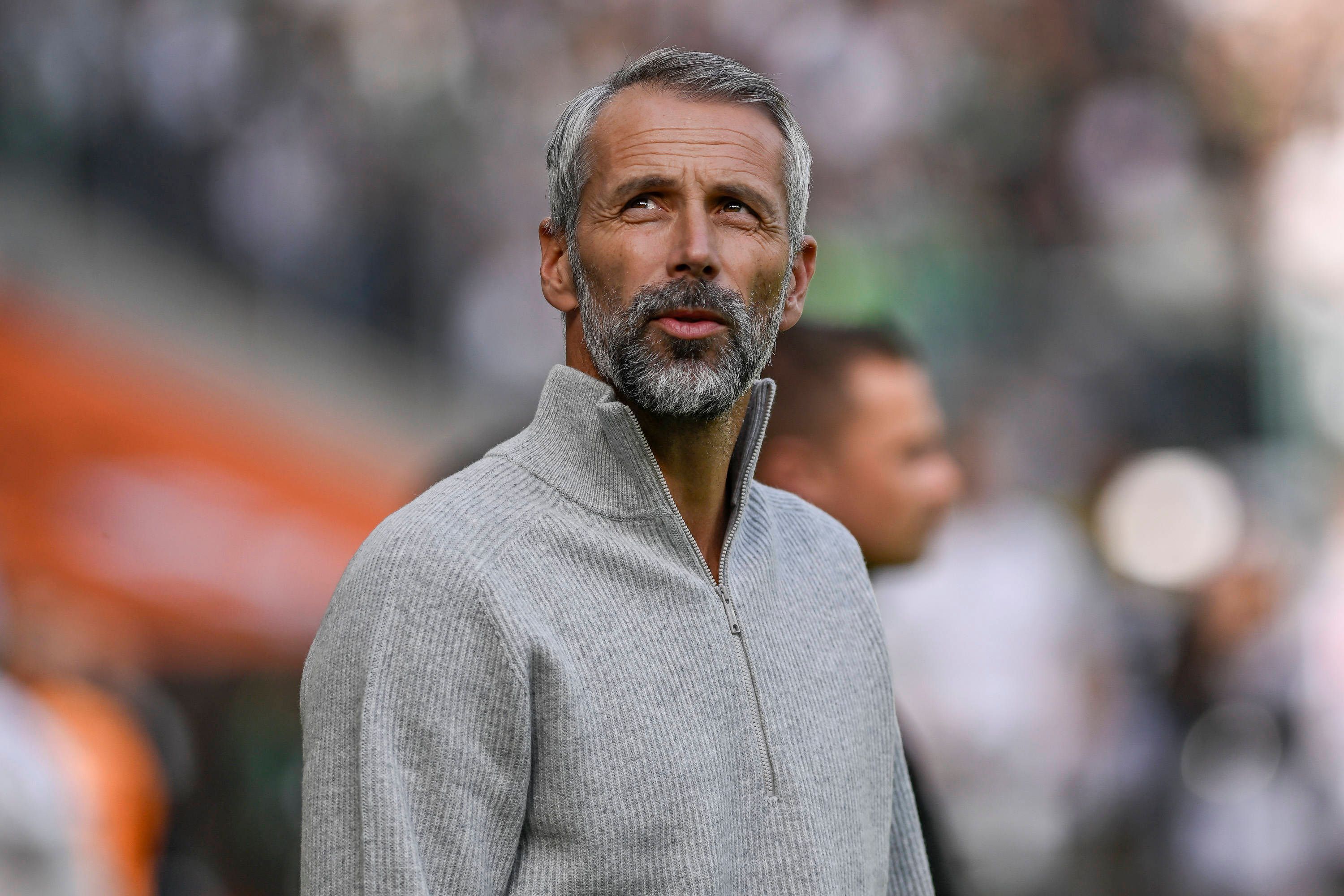 Marco Rose schaut im Borussia-Park nach oben auf die Tribüne.
