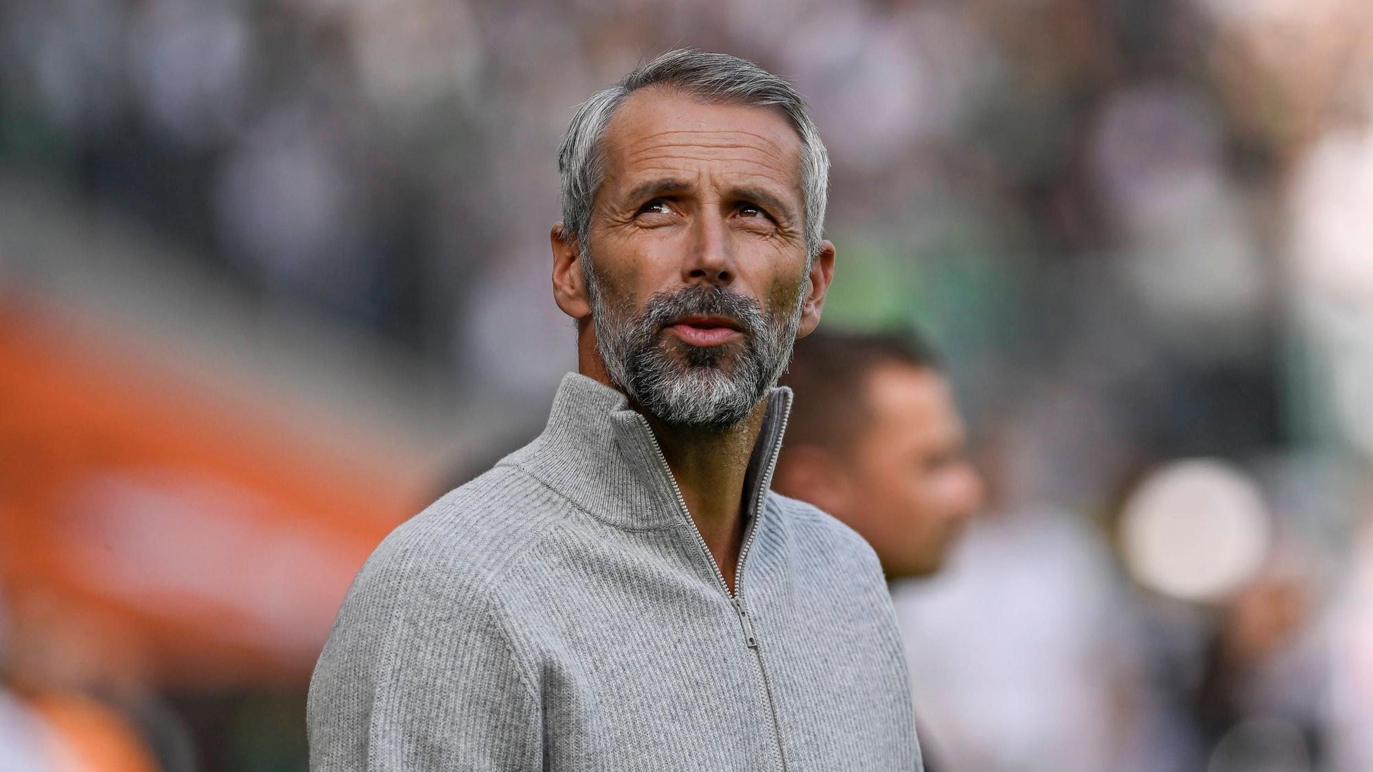 Marco Rose schaut im Borussia-Park nach oben auf die Tribüne.