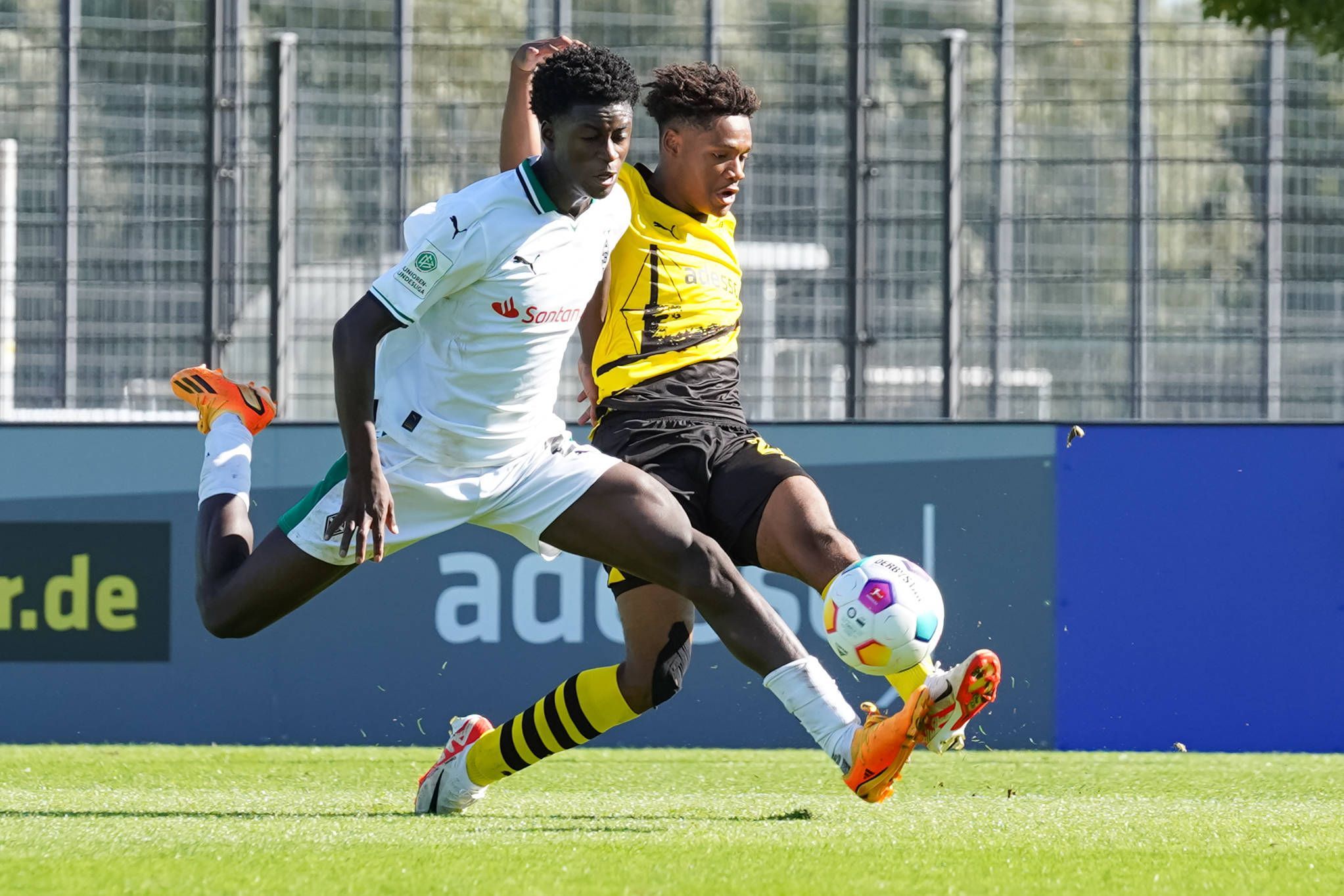 Julien Duranville im Zweikampf mit einem U19-Spieler von Borussia Mönchengladbach.