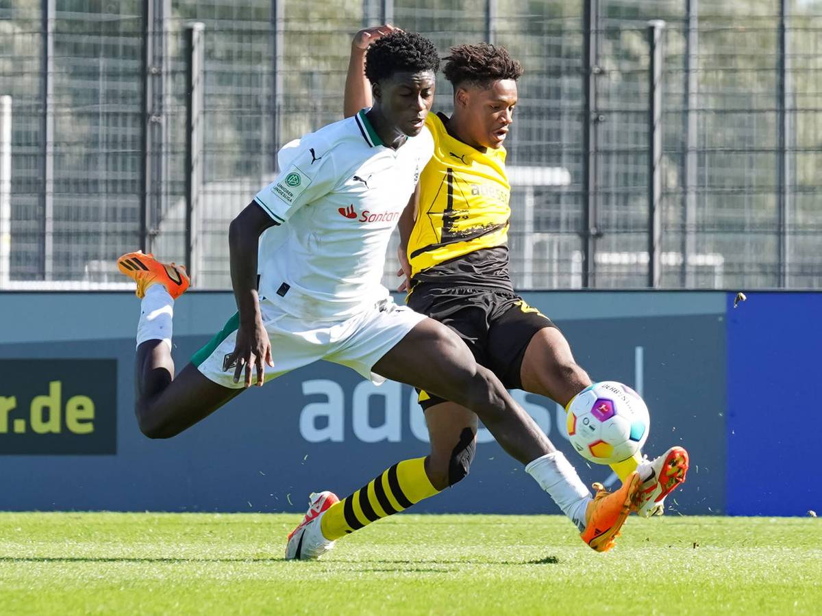 Julien Duranville im Zweikampf mit einem U19-Spieler von Borussia Mönchengladbach.