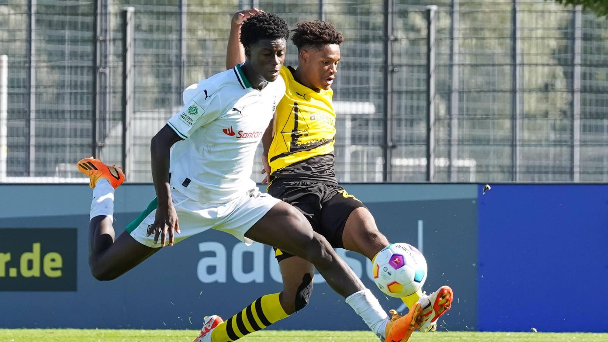 Julien Duranville im Zweikampf mit einem U19-Spieler von Borussia Mönchengladbach.