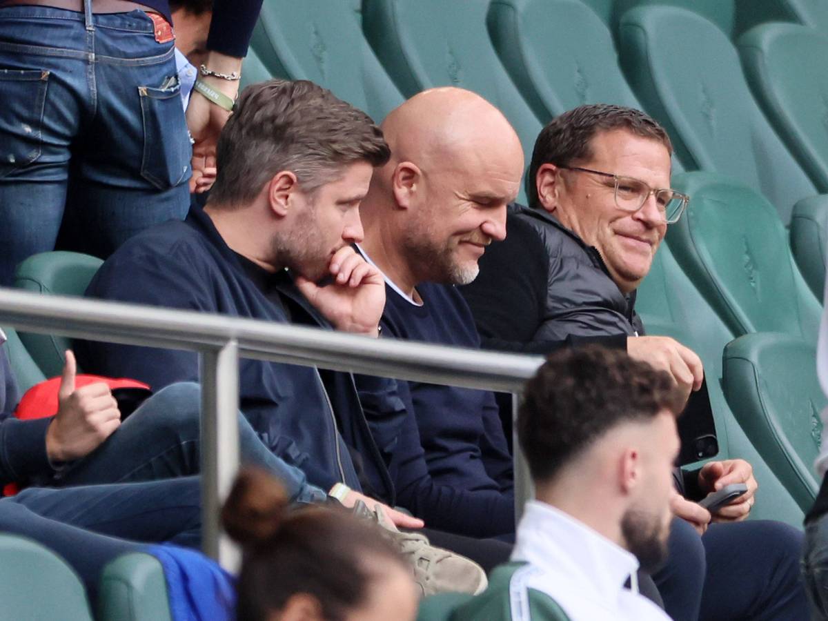 Max Eberl sitzt auf der Tribüne im Borussia-Park.