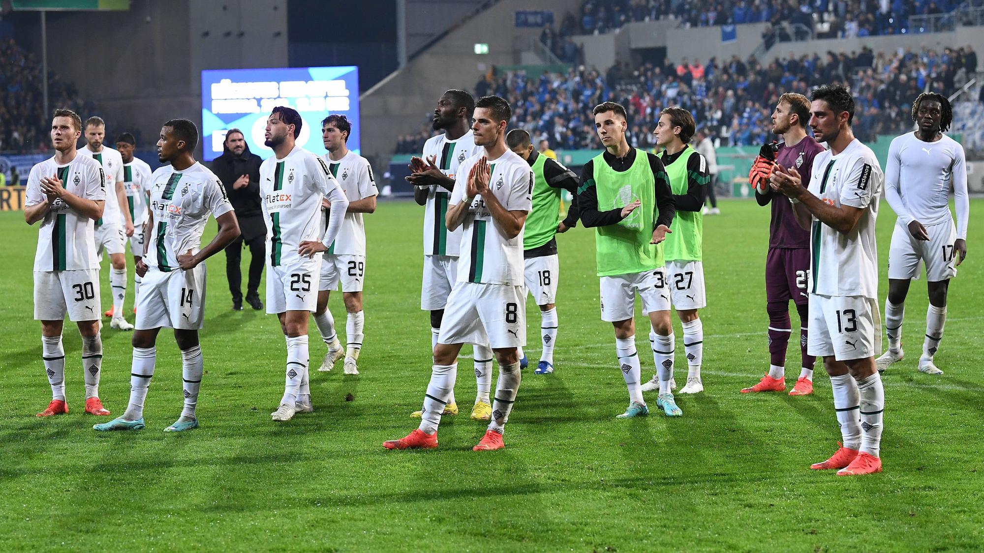 Die Spieler von Borussia Mönchengladbach klatschen vor dem Auswärtsblock in Darmstadt.