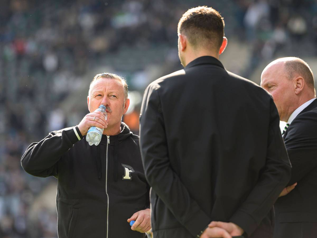 Roland Virkus, Nils Schmadtke und Stephan Schippers unterhalten sich am Spielfeldrand im Borussia-Park.